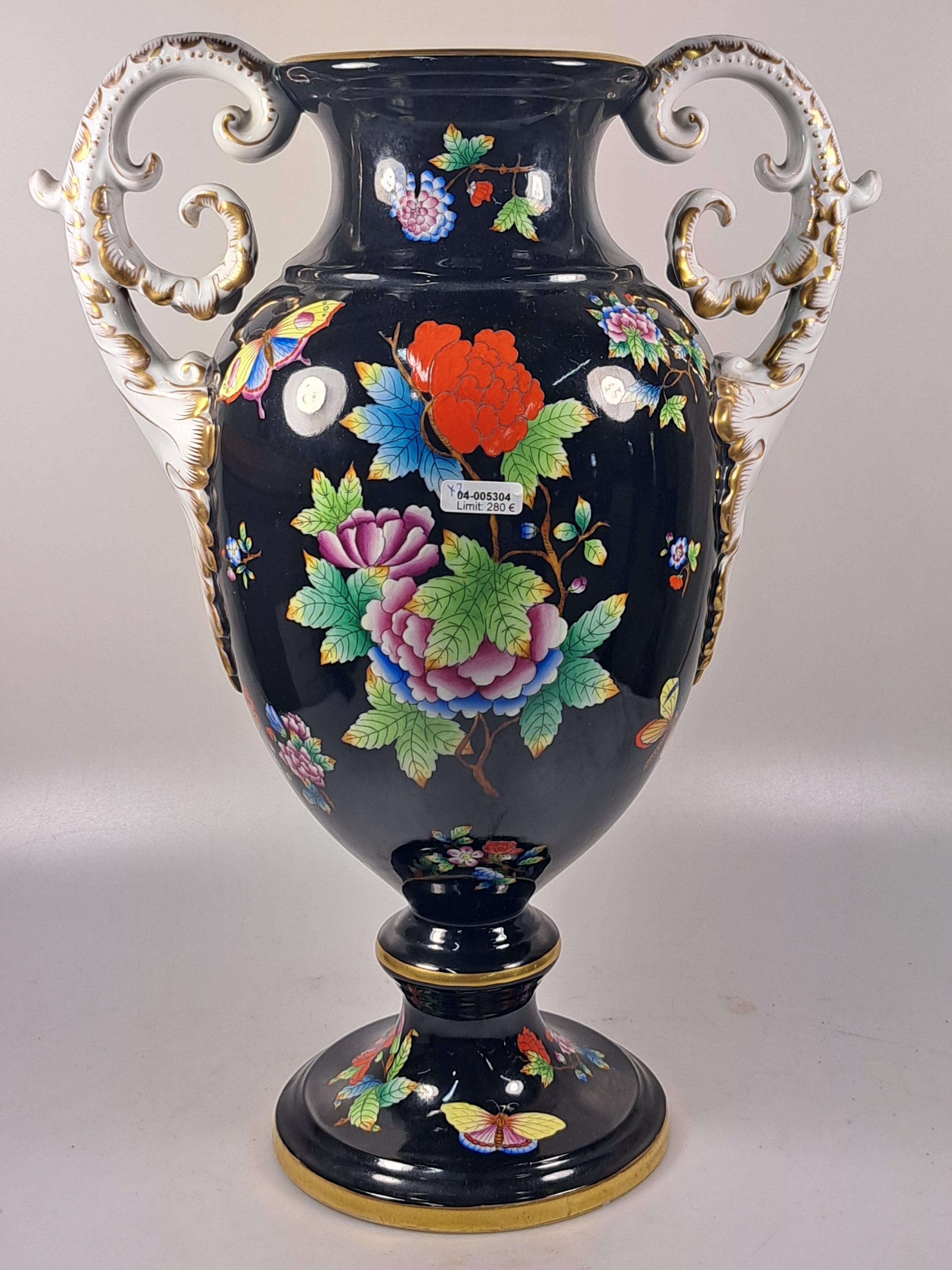 Detail b: Hohe Doppelhenkelvase und ovale Platte, Herend, 20. Jh., beide mit asiat. Blumen bemalt: Vase mit prächtigen Handhaben, schwarzgrundig, asiat. ...