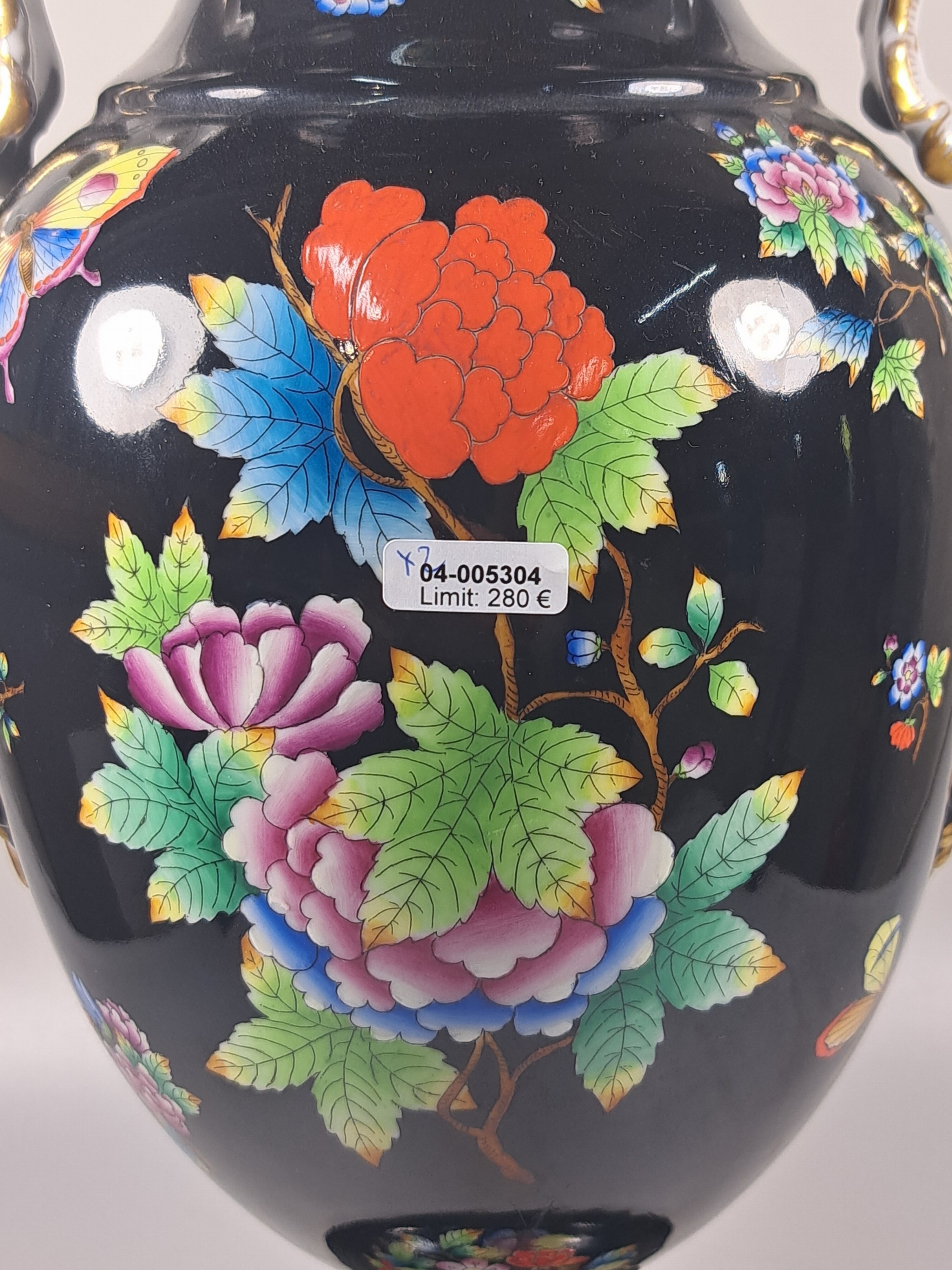Detail c: Hohe Doppelhenkelvase und ovale Platte, Herend, 20. Jh., beide mit asiat. Blumen bemalt: Vase mit prächtigen Handhaben, schwarzgrundig, asiat. ...