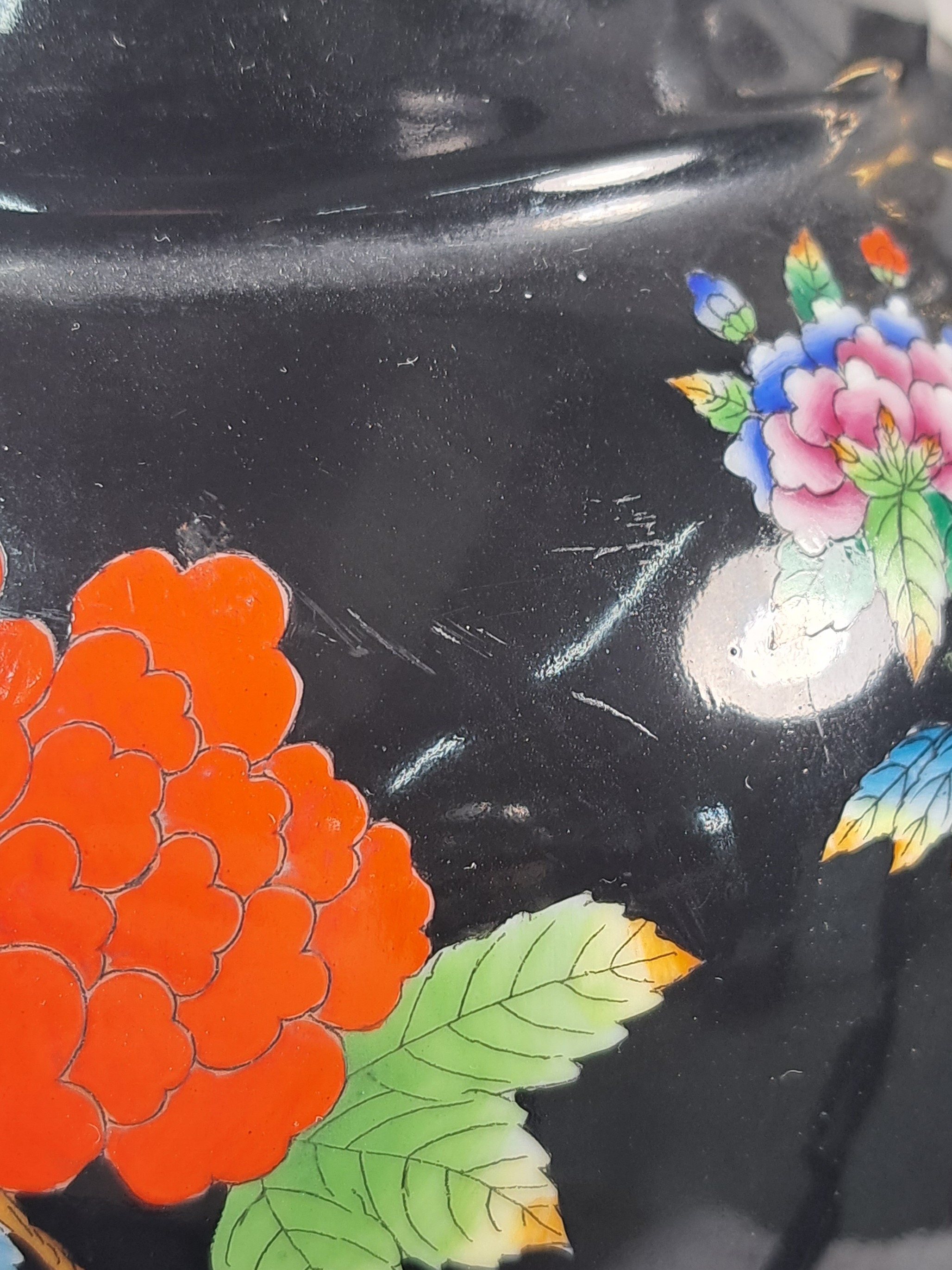 Detail d: Hohe Doppelhenkelvase und ovale Platte, Herend, 20. Jh., beide mit asiat. Blumen bemalt: Vase mit prächtigen Handhaben, schwarzgrundig, asiat. ...