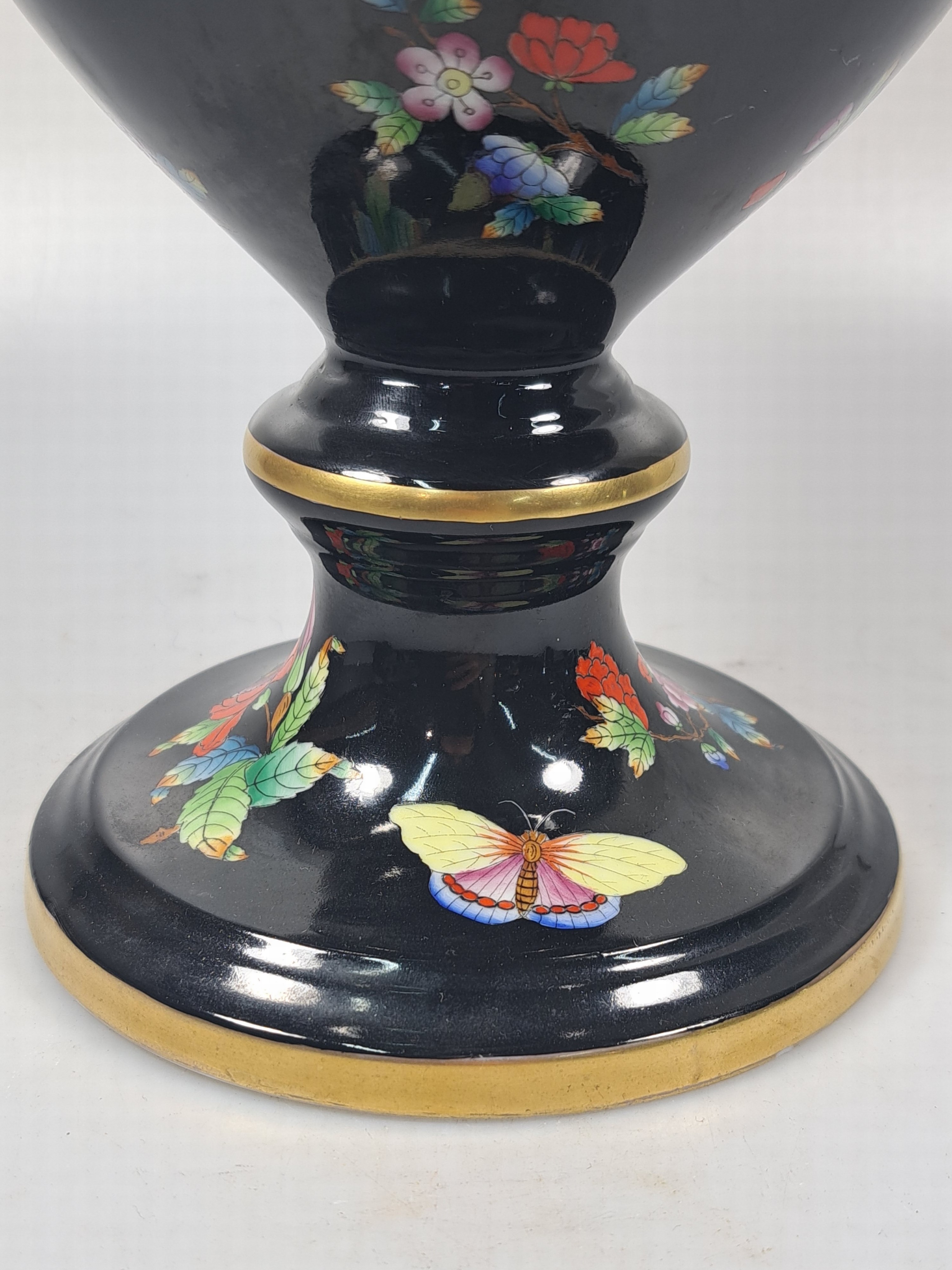 Detail e: Hohe Doppelhenkelvase und ovale Platte, Herend, 20. Jh., beide mit asiat. Blumen bemalt: Vase mit prächtigen Handhaben, schwarzgrundig, asiat. ...