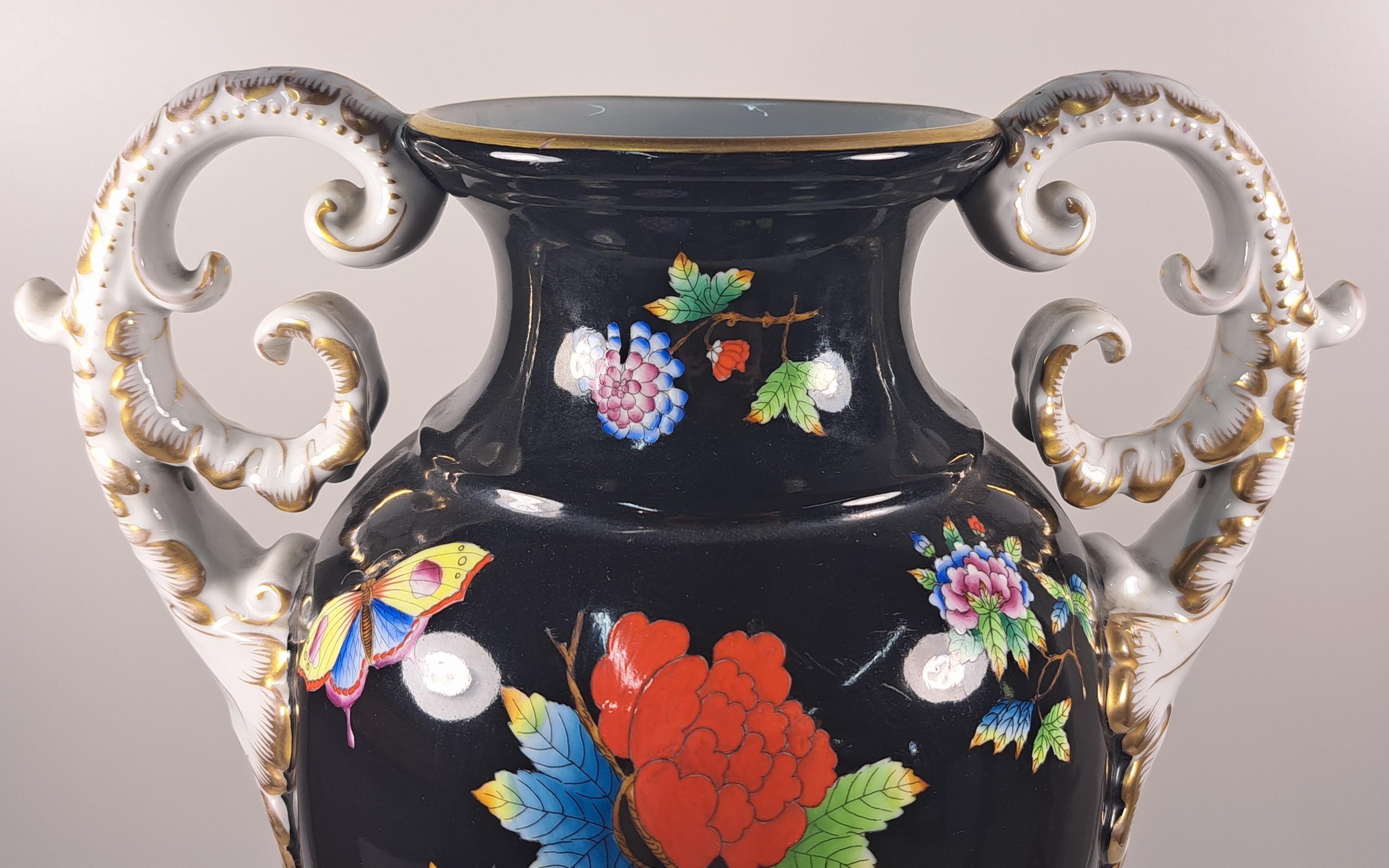 Detail f: Hohe Doppelhenkelvase und ovale Platte, Herend, 20. Jh., beide mit asiat. Blumen bemalt: Vase mit prächtigen Handhaben, schwarzgrundig, asiat. ...