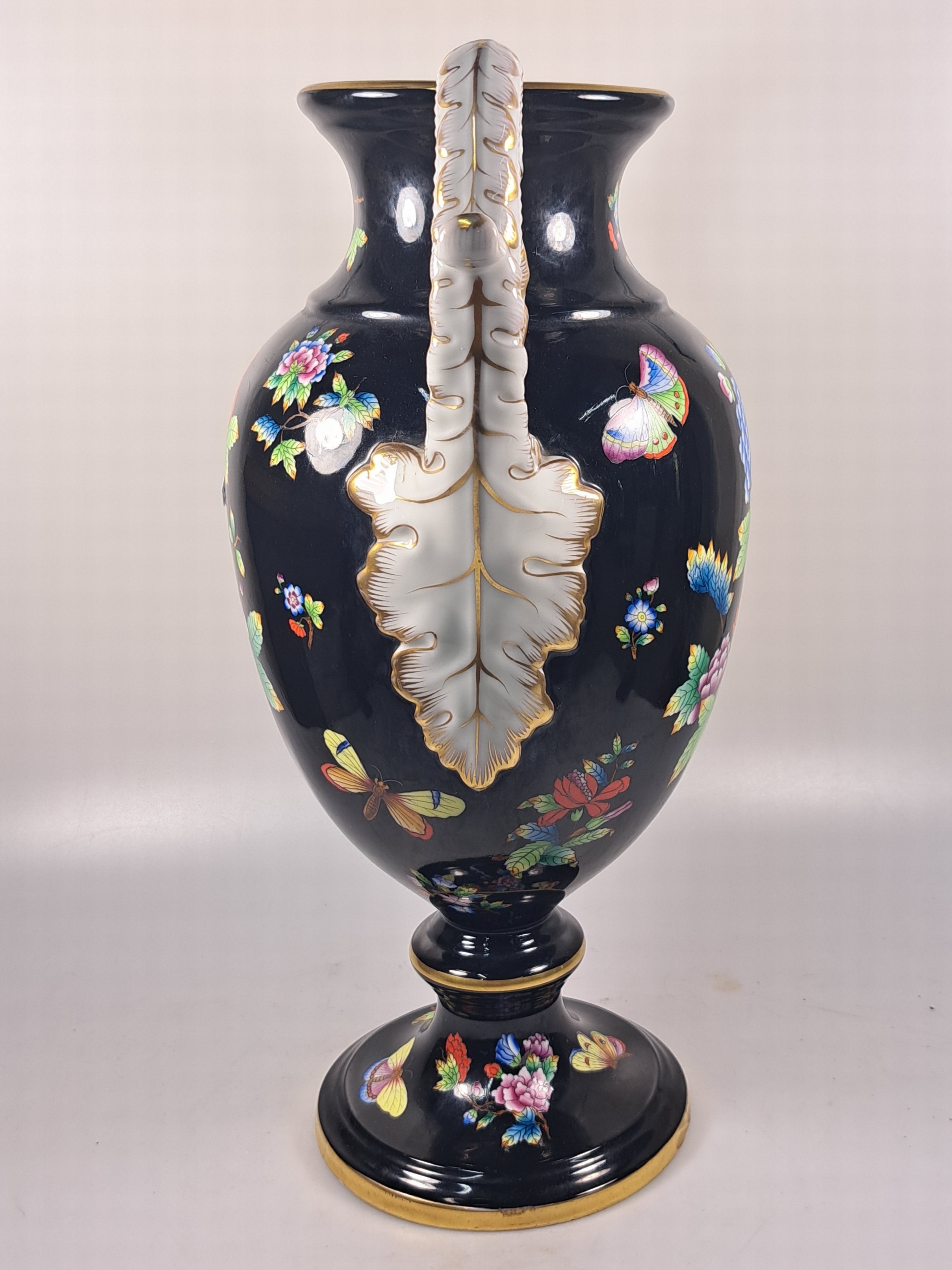 Detail g: Hohe Doppelhenkelvase und ovale Platte, Herend, 20. Jh., beide mit asiat. Blumen bemalt: Vase mit prächtigen Handhaben, schwarzgrundig, asiat. ...