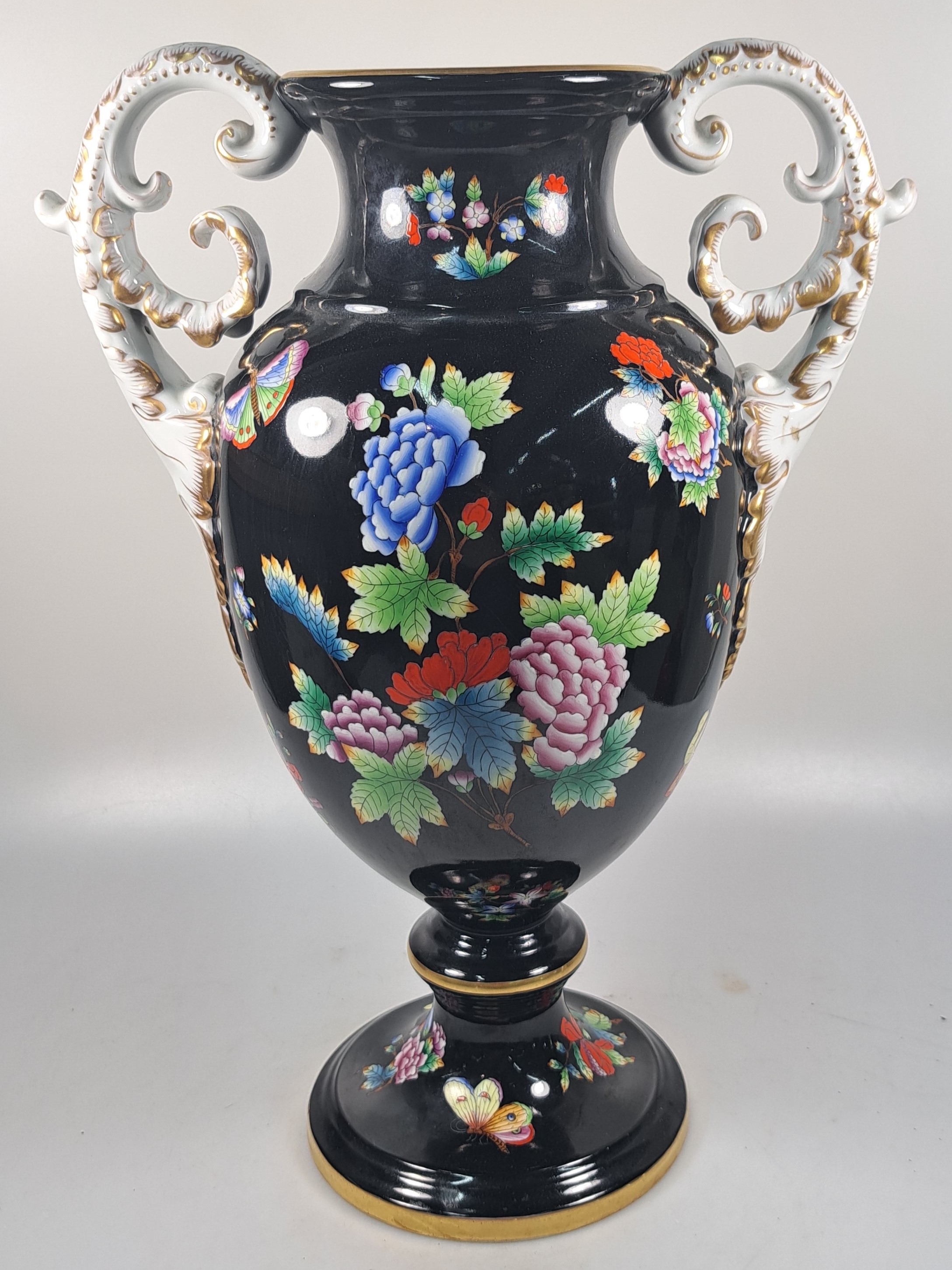 Detail h: Hohe Doppelhenkelvase und ovale Platte, Herend, 20. Jh., beide mit asiat. Blumen bemalt: Vase mit prächtigen Handhaben, schwarzgrundig, asiat. ...