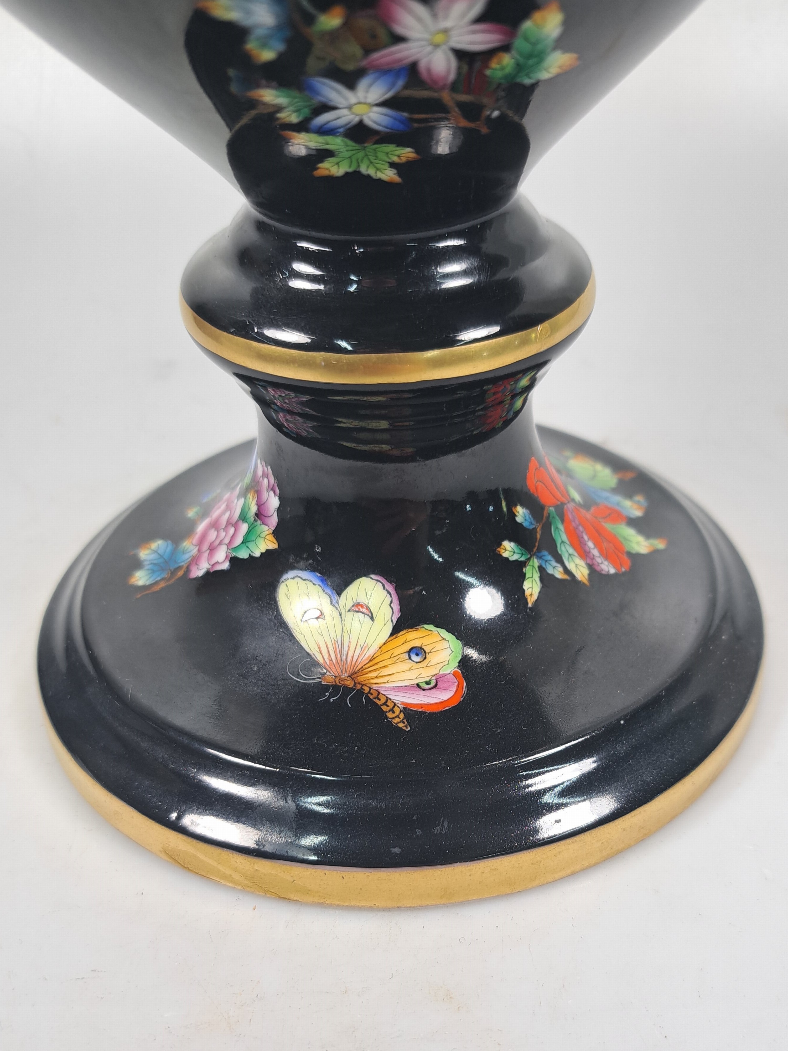 Detail i: Hohe Doppelhenkelvase und ovale Platte, Herend, 20. Jh., beide mit asiat. Blumen bemalt: Vase mit prächtigen Handhaben, schwarzgrundig, asiat. ...