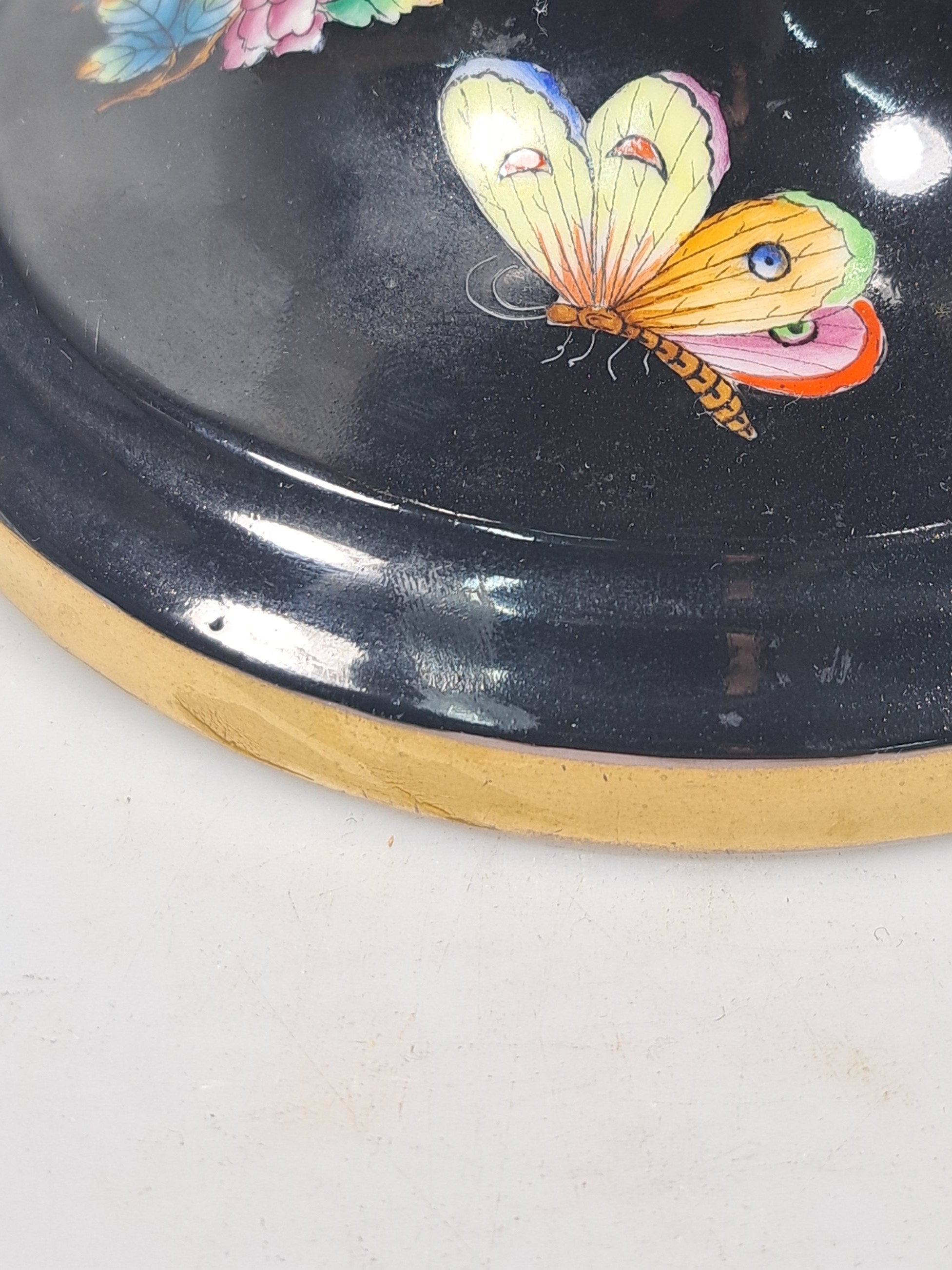 Detail j: Hohe Doppelhenkelvase und ovale Platte, Herend, 20. Jh., beide mit asiat. Blumen bemalt: Vase mit prächtigen Handhaben, schwarzgrundig, asiat. ...