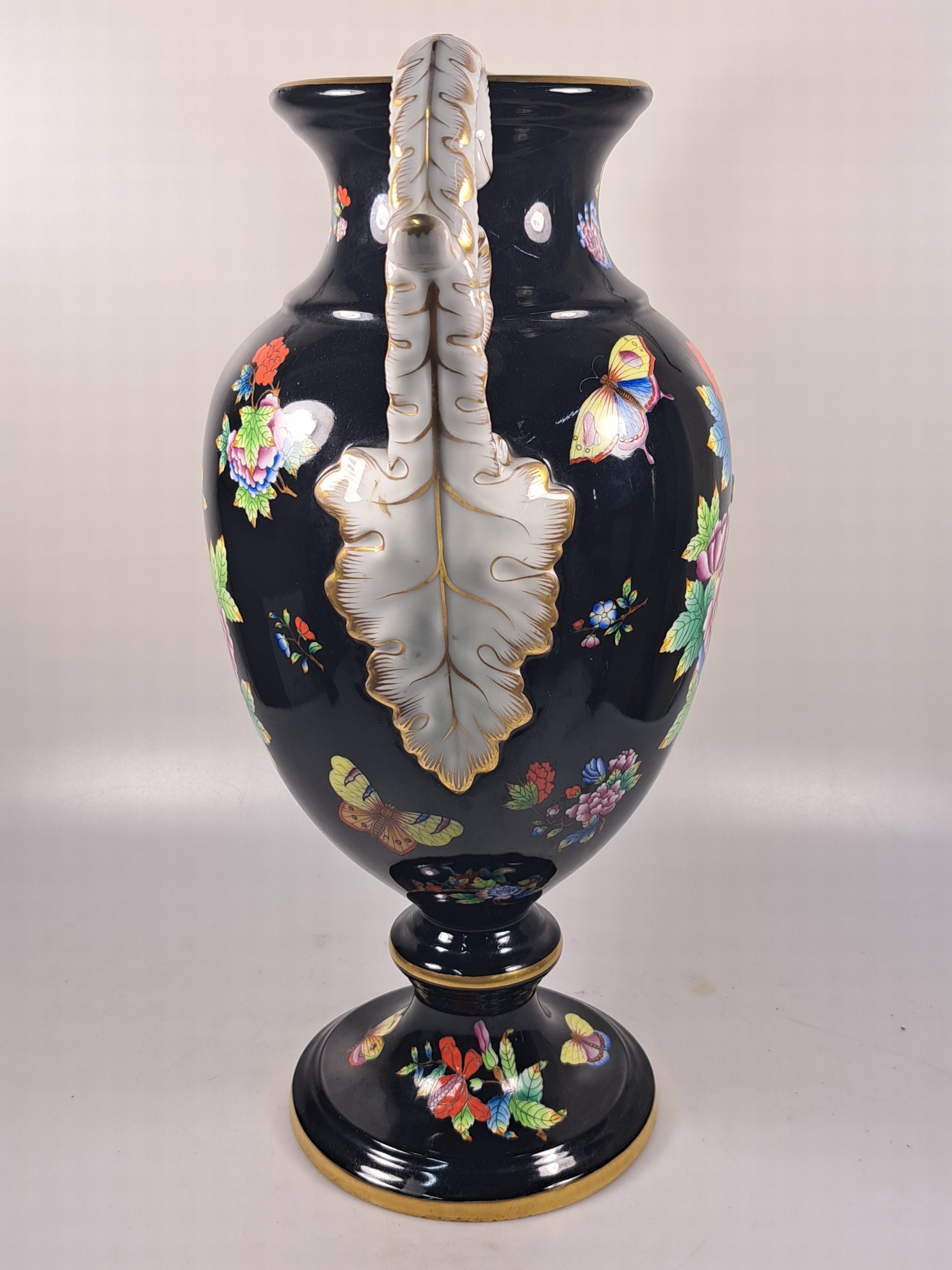 Detail k: Hohe Doppelhenkelvase und ovale Platte, Herend, 20. Jh., beide mit asiat. Blumen bemalt: Vase mit prächtigen Handhaben, schwarzgrundig, asiat. ...