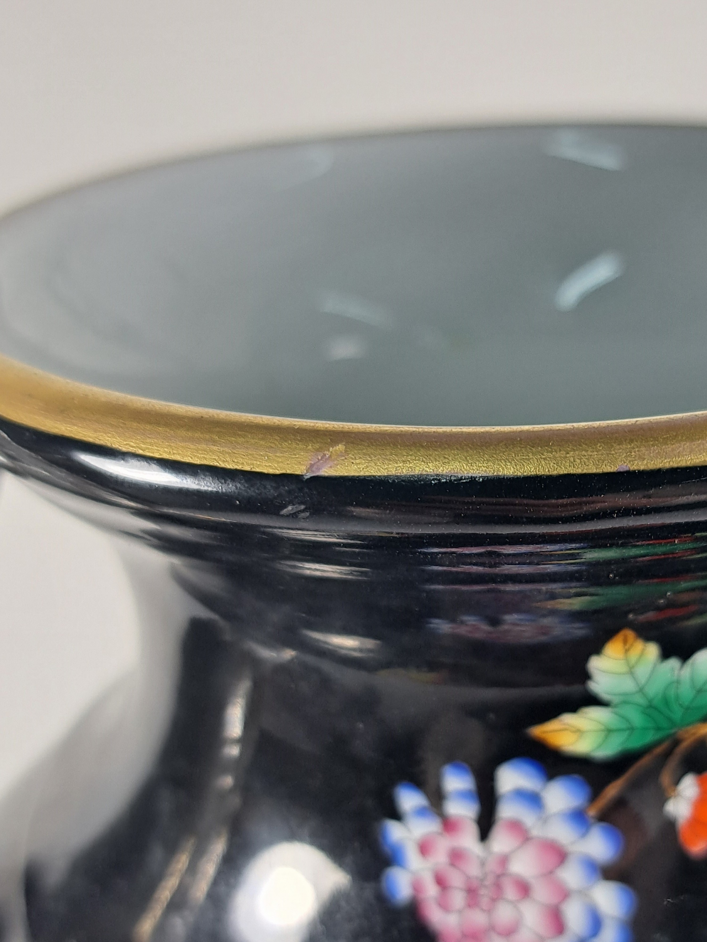 Detail l: Hohe Doppelhenkelvase und ovale Platte, Herend, 20. Jh., beide mit asiat. Blumen bemalt: Vase mit prächtigen Handhaben, schwarzgrundig, asiat. ...
