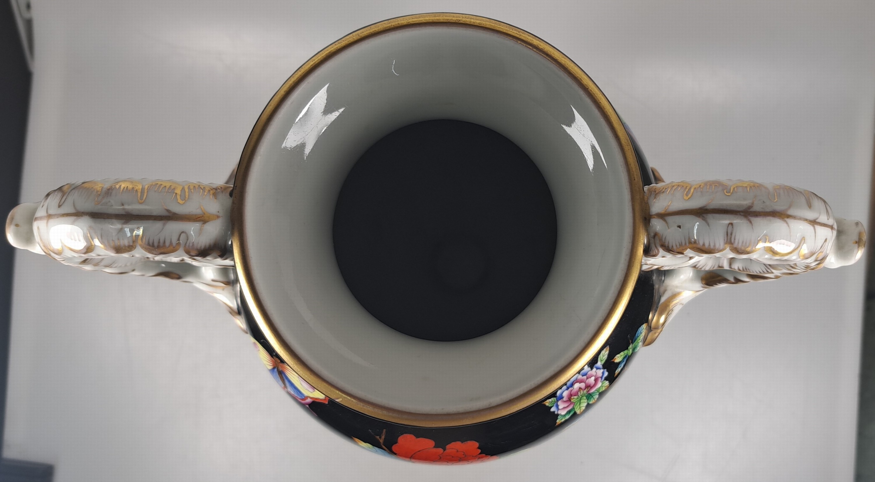Detail m: Hohe Doppelhenkelvase und ovale Platte, Herend, 20. Jh., beide mit asiat. Blumen bemalt: Vase mit prächtigen Handhaben, schwarzgrundig, asiat. ...