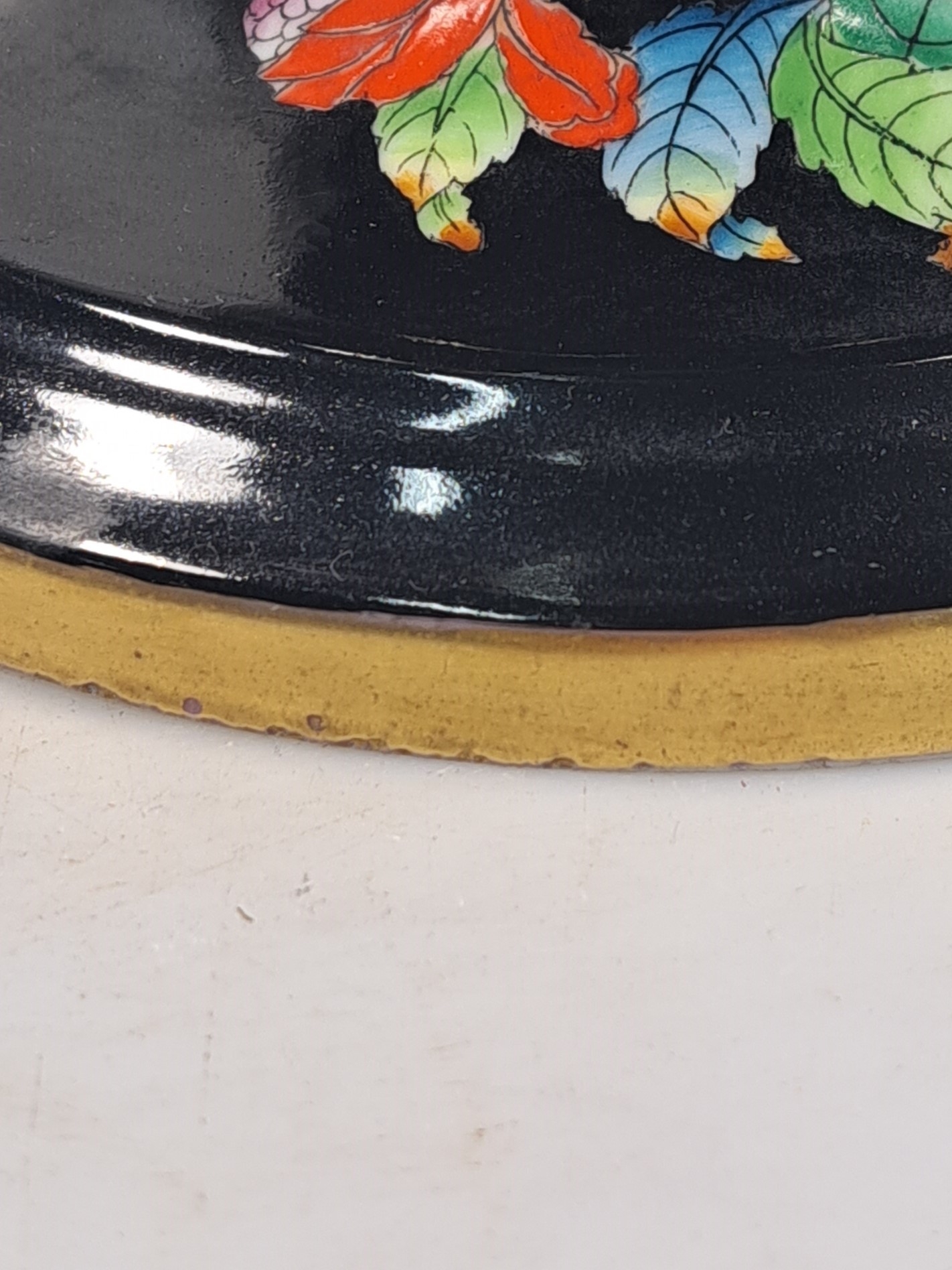 Detail n: Hohe Doppelhenkelvase und ovale Platte, Herend, 20. Jh., beide mit asiat. Blumen bemalt: Vase mit prächtigen Handhaben, schwarzgrundig, asiat. ...