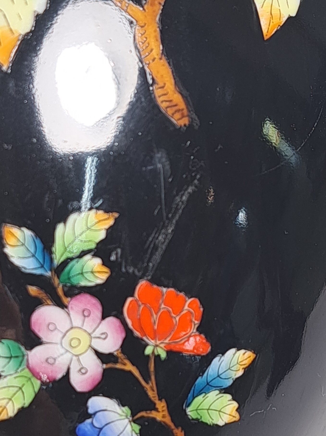 Detail o: Hohe Doppelhenkelvase und ovale Platte, Herend, 20. Jh., beide mit asiat. Blumen bemalt: Vase mit prächtigen Handhaben, schwarzgrundig, asiat. ...