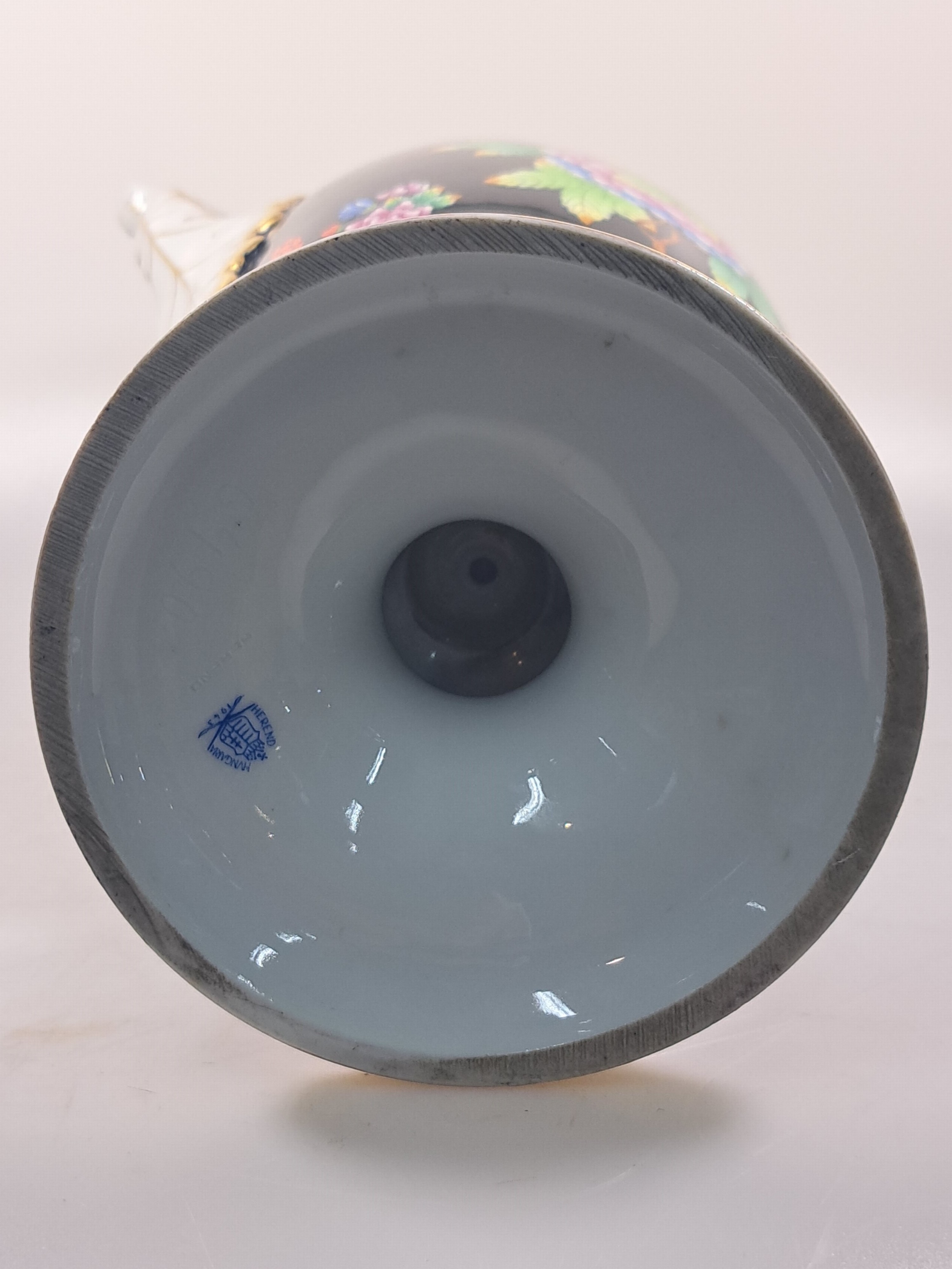 Detail p: Hohe Doppelhenkelvase und ovale Platte, Herend, 20. Jh., beide mit asiat. Blumen bemalt: Vase mit prächtigen Handhaben, schwarzgrundig, asiat. ...