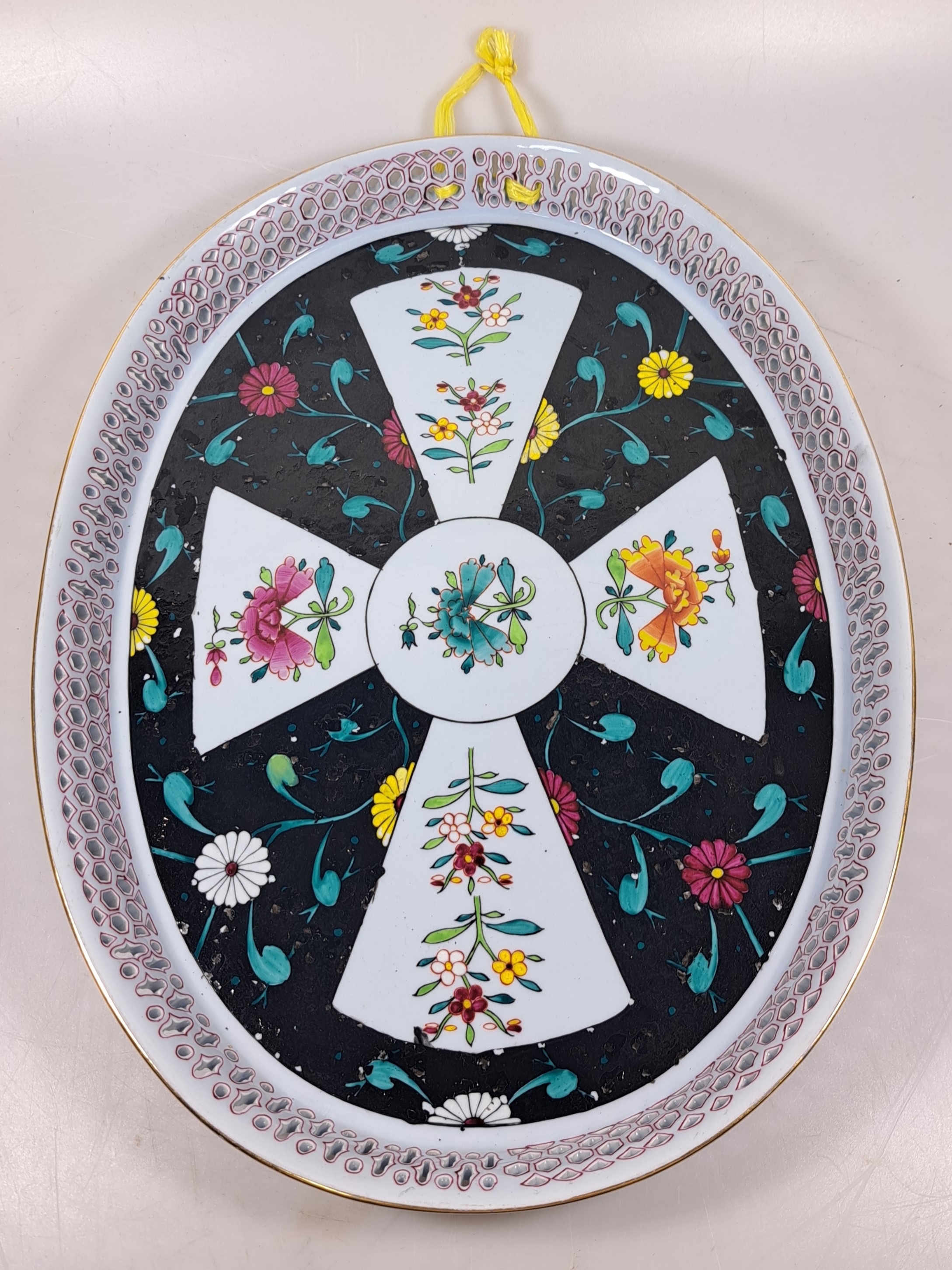Detail q: Hohe Doppelhenkelvase und ovale Platte, Herend, 20. Jh., beide mit asiat. Blumen bemalt: Vase mit prächtigen Handhaben, schwarzgrundig, asiat. ...