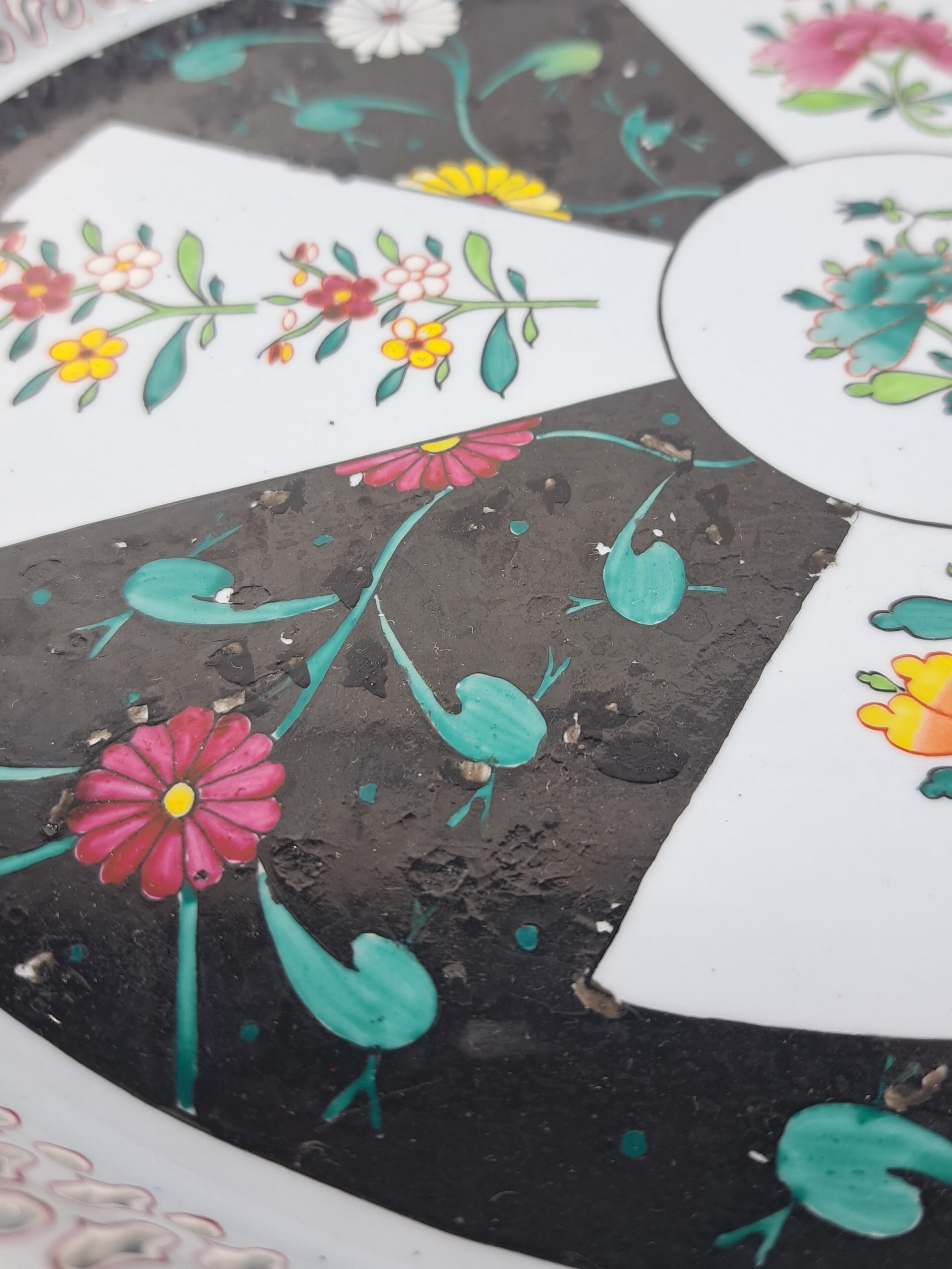 Detail s: Hohe Doppelhenkelvase und ovale Platte, Herend, 20. Jh., beide mit asiat. Blumen bemalt: Vase mit prächtigen Handhaben, schwarzgrundig, asiat. ...