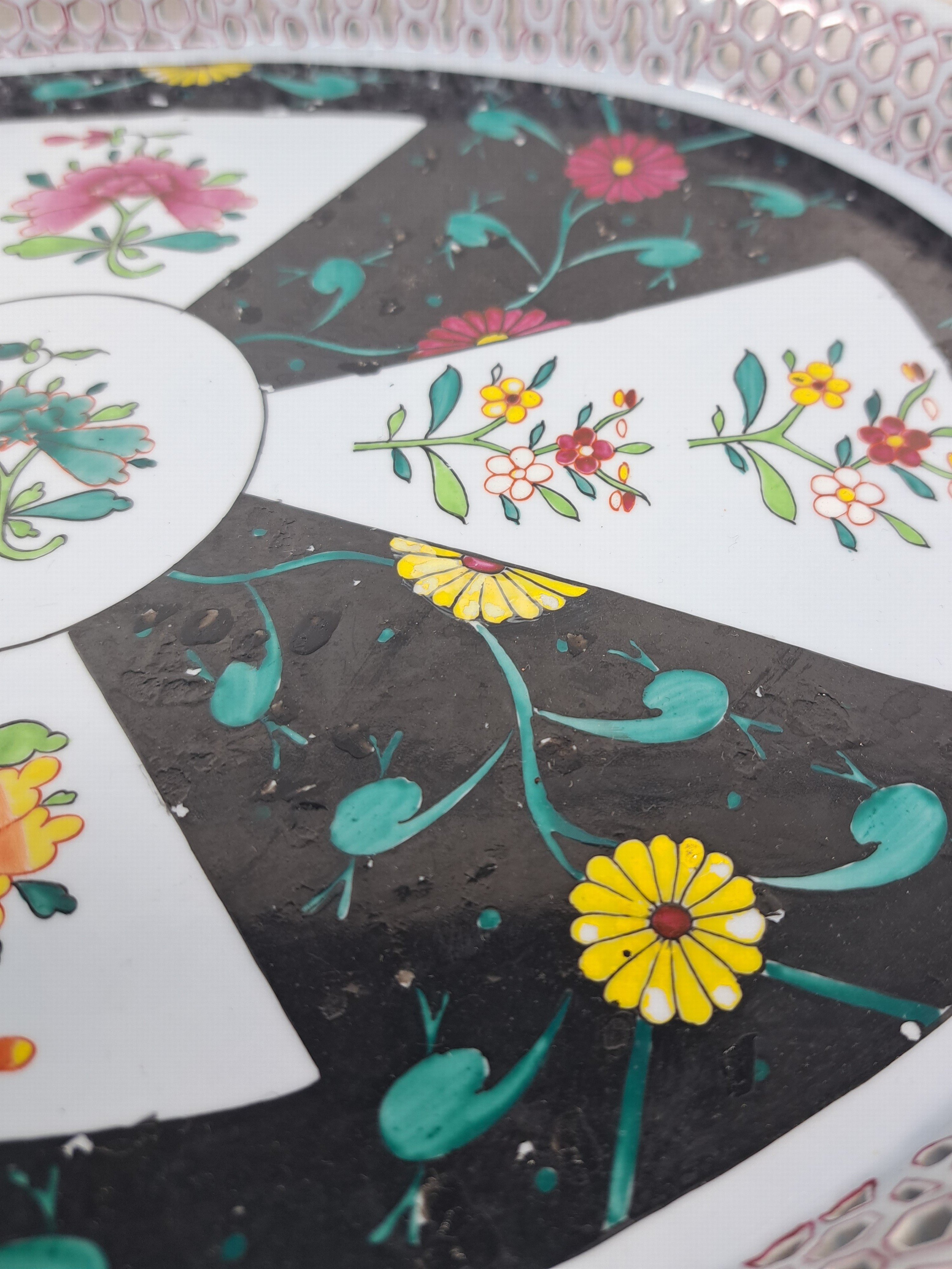 Detail t: Hohe Doppelhenkelvase und ovale Platte, Herend, 20. Jh., beide mit asiat. Blumen bemalt: Vase mit prächtigen Handhaben, schwarzgrundig, asiat. ...