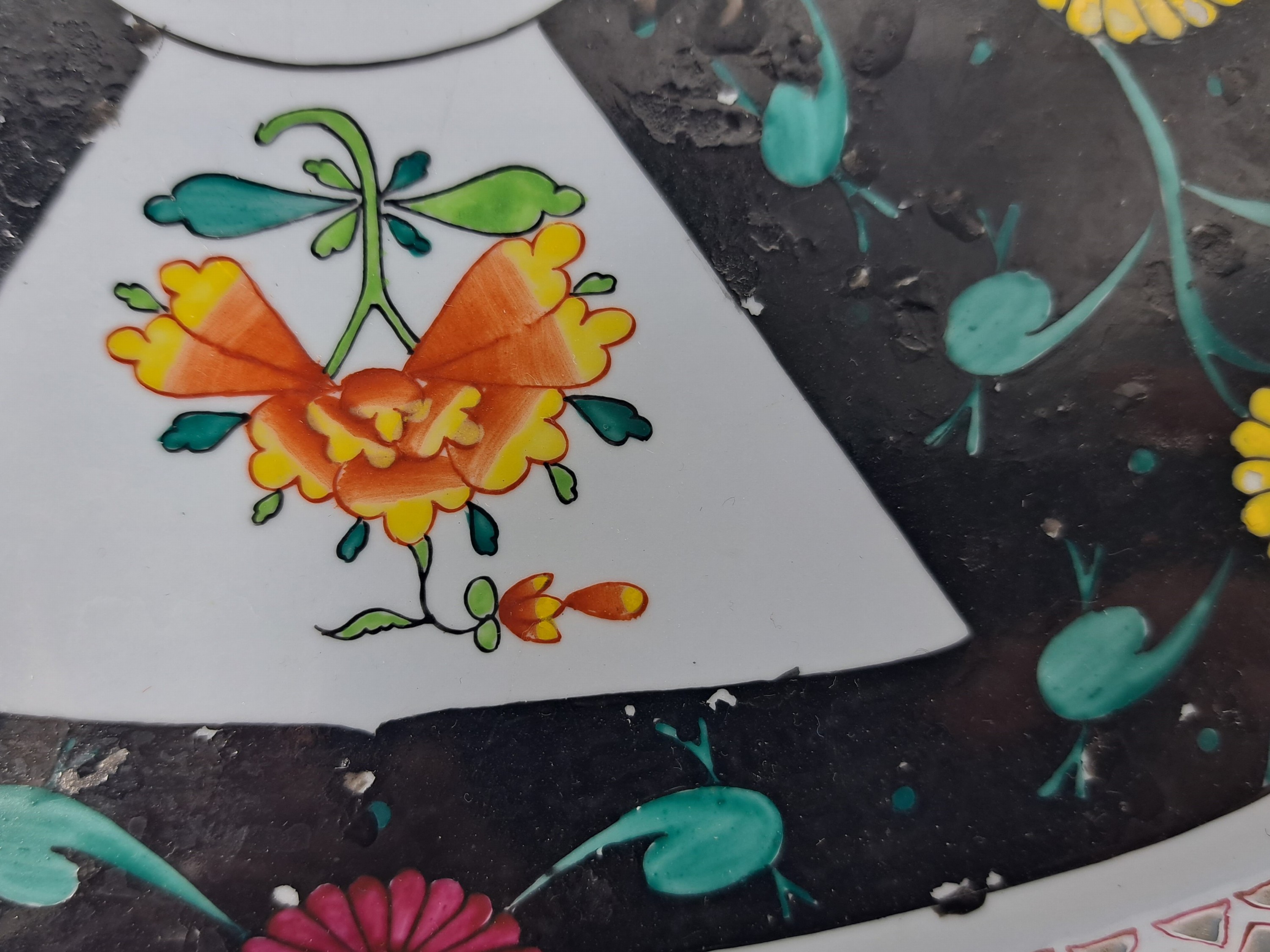 Detail u: Hohe Doppelhenkelvase und ovale Platte, Herend, 20. Jh., beide mit asiat. Blumen bemalt: Vase mit prächtigen Handhaben, schwarzgrundig, asiat. ...