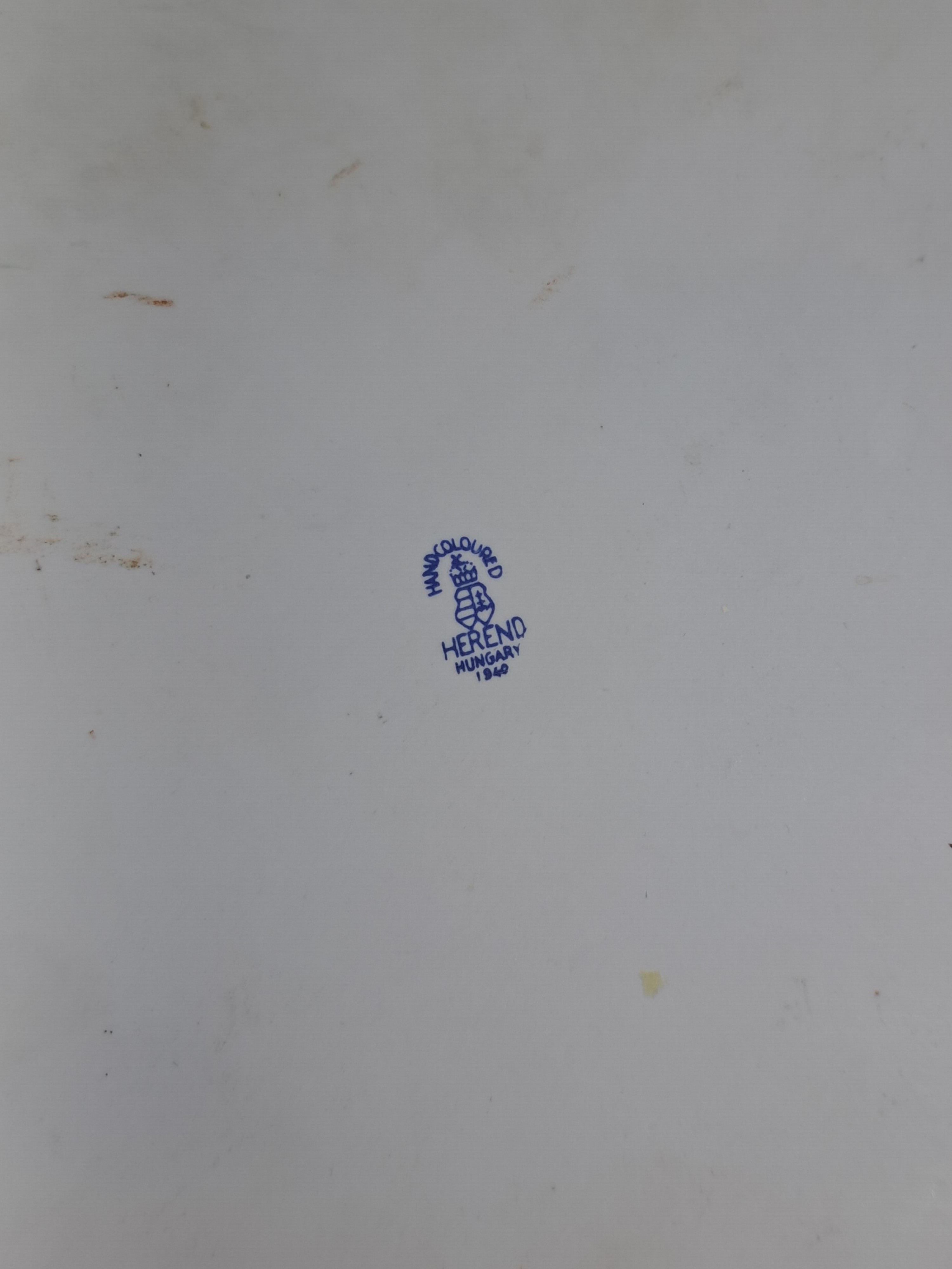 Detail v: Hohe Doppelhenkelvase und ovale Platte, Herend, 20. Jh., beide mit asiat. Blumen bemalt: Vase mit prächtigen Handhaben, schwarzgrundig, asiat. ...
