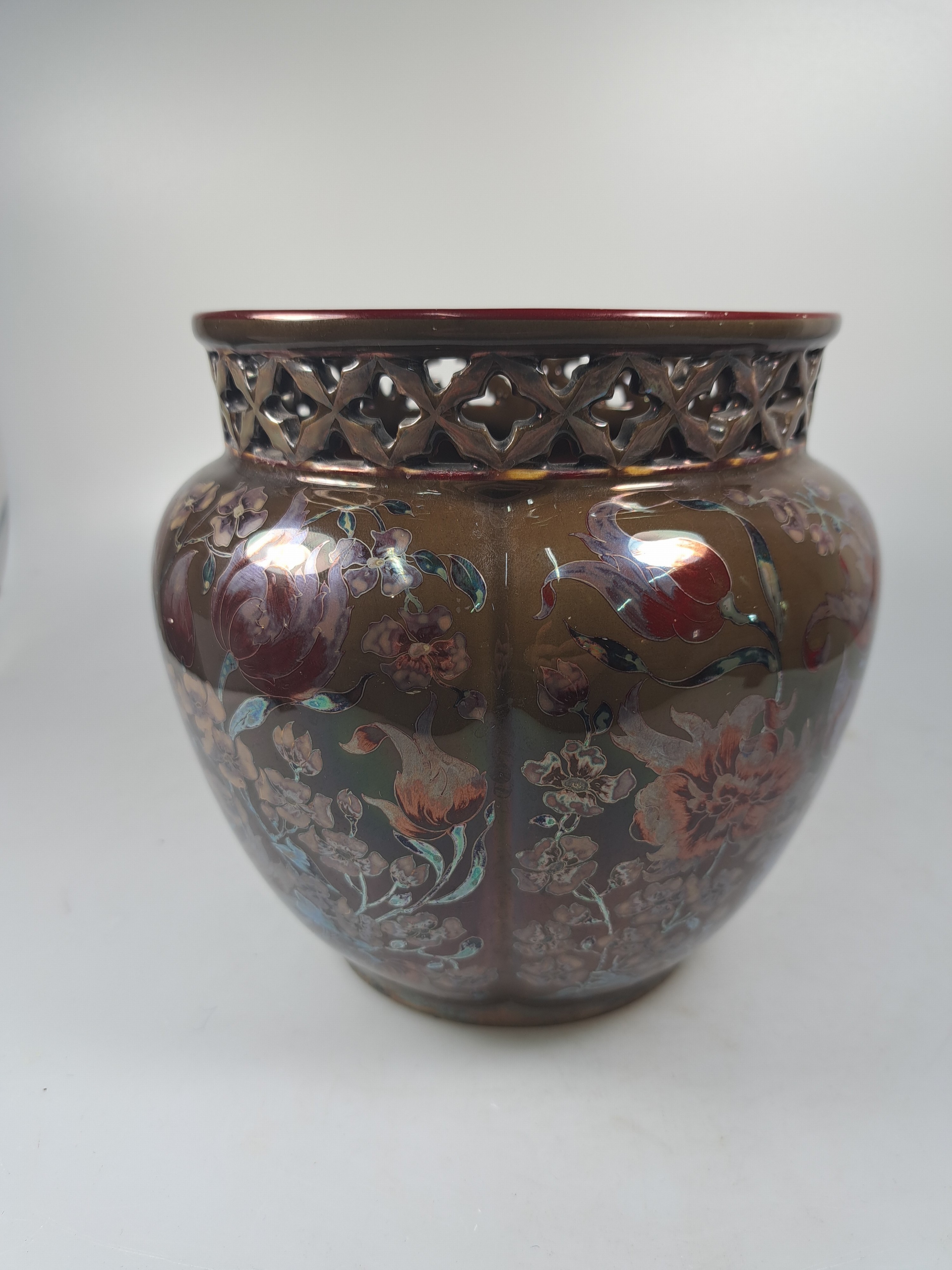 Detail a: Vase und Übertopf, Zsolnay, Ungarn, Keramik, braungrundig, umlaufender floraler Dekor, lüstriert, H. ca. 27/18 cm, l. Gebr.spuren, Übertopf ...