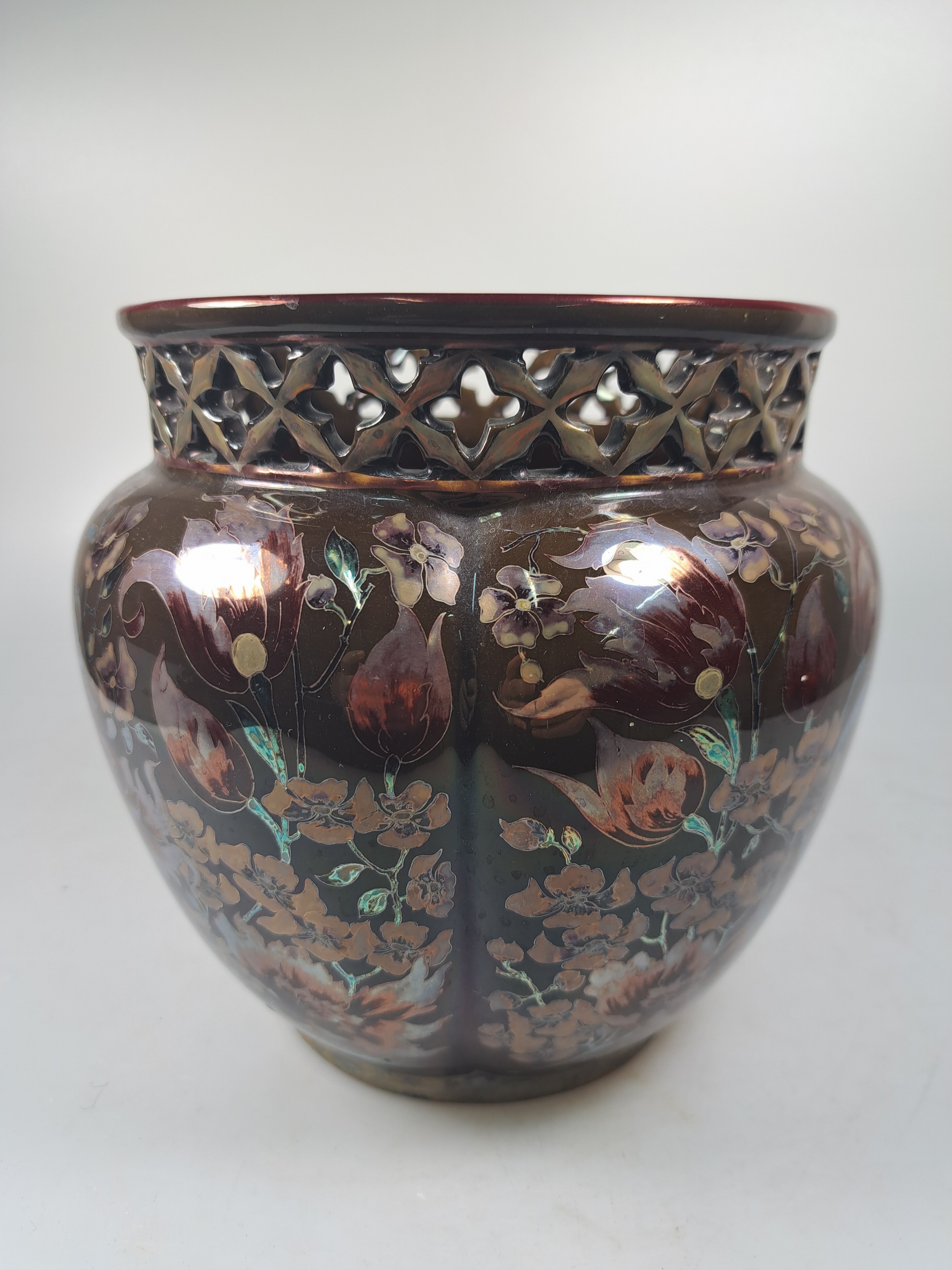 Detail b: Vase und Übertopf, Zsolnay, Ungarn, Keramik, braungrundig, umlaufender floraler Dekor, lüstriert, H. ca. 27/18 cm, l. Gebr.spuren, Übertopf ...