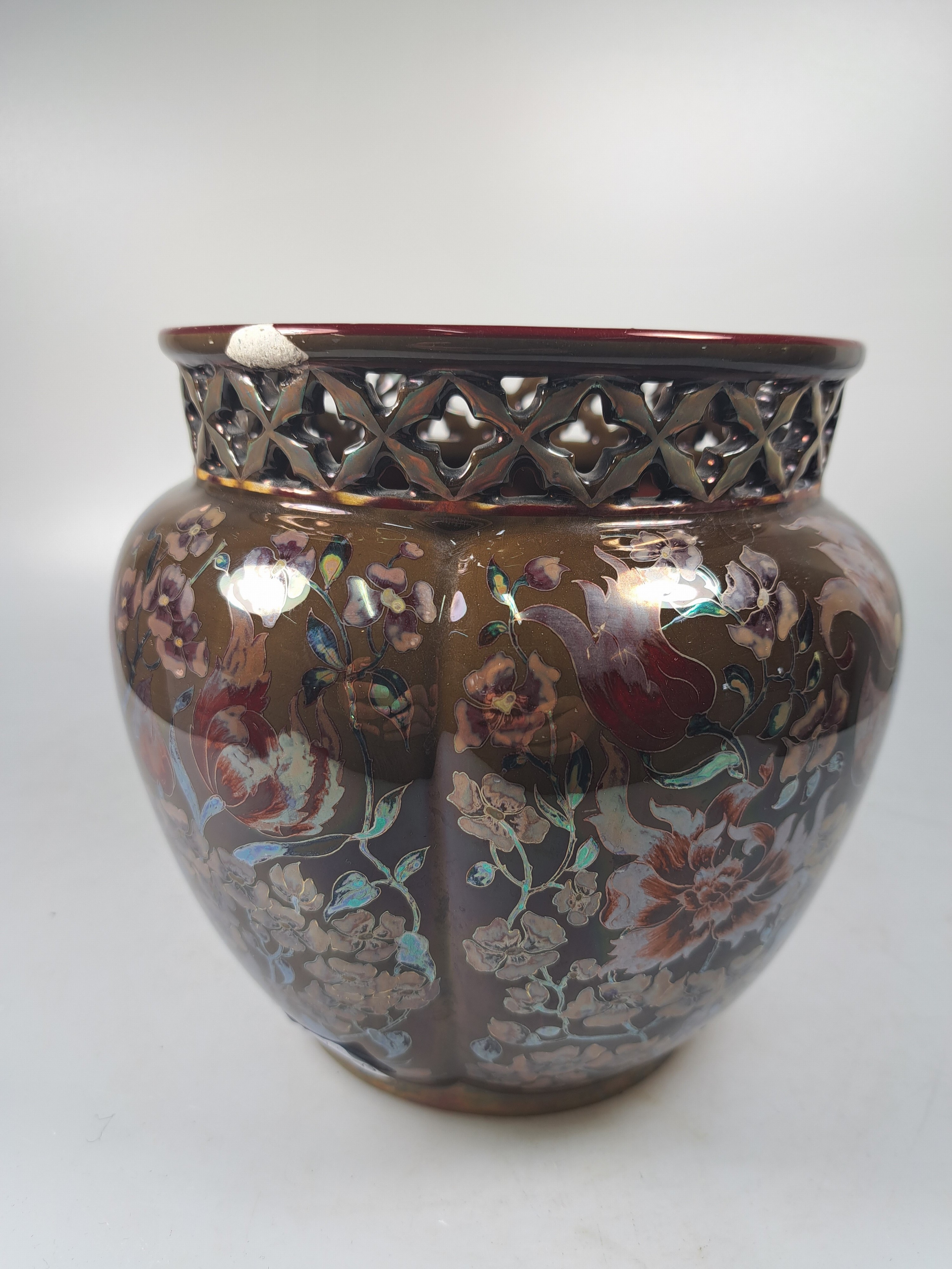 Detail c: Vase und Übertopf, Zsolnay, Ungarn, Keramik, braungrundig, umlaufender floraler Dekor, lüstriert, H. ca. 27/18 cm, l. Gebr.spuren, Übertopf ...