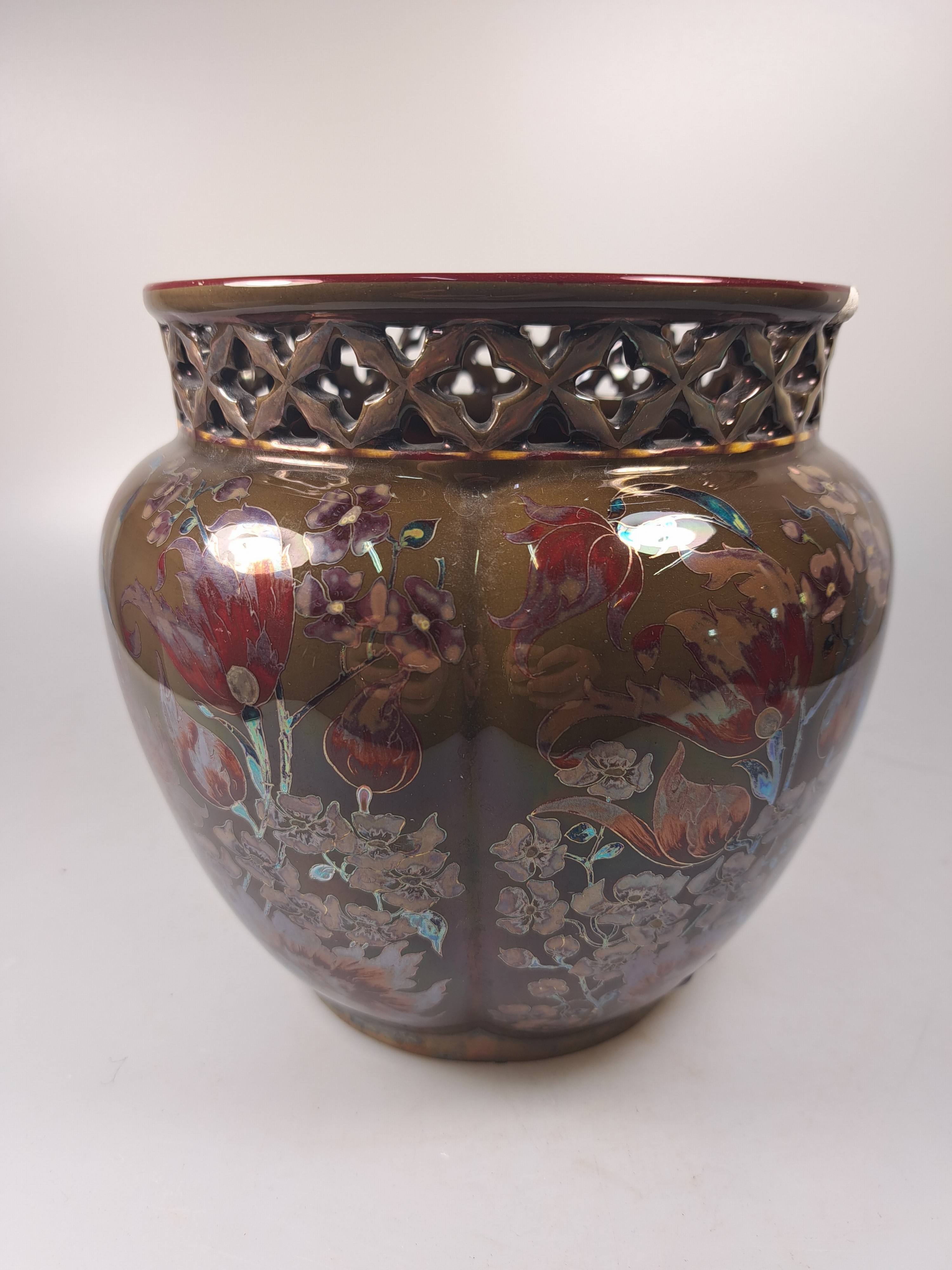 Detail d: Vase und Übertopf, Zsolnay, Ungarn, Keramik, braungrundig, umlaufender floraler Dekor, lüstriert, H. ca. 27/18 cm, l. Gebr.spuren, Übertopf ...