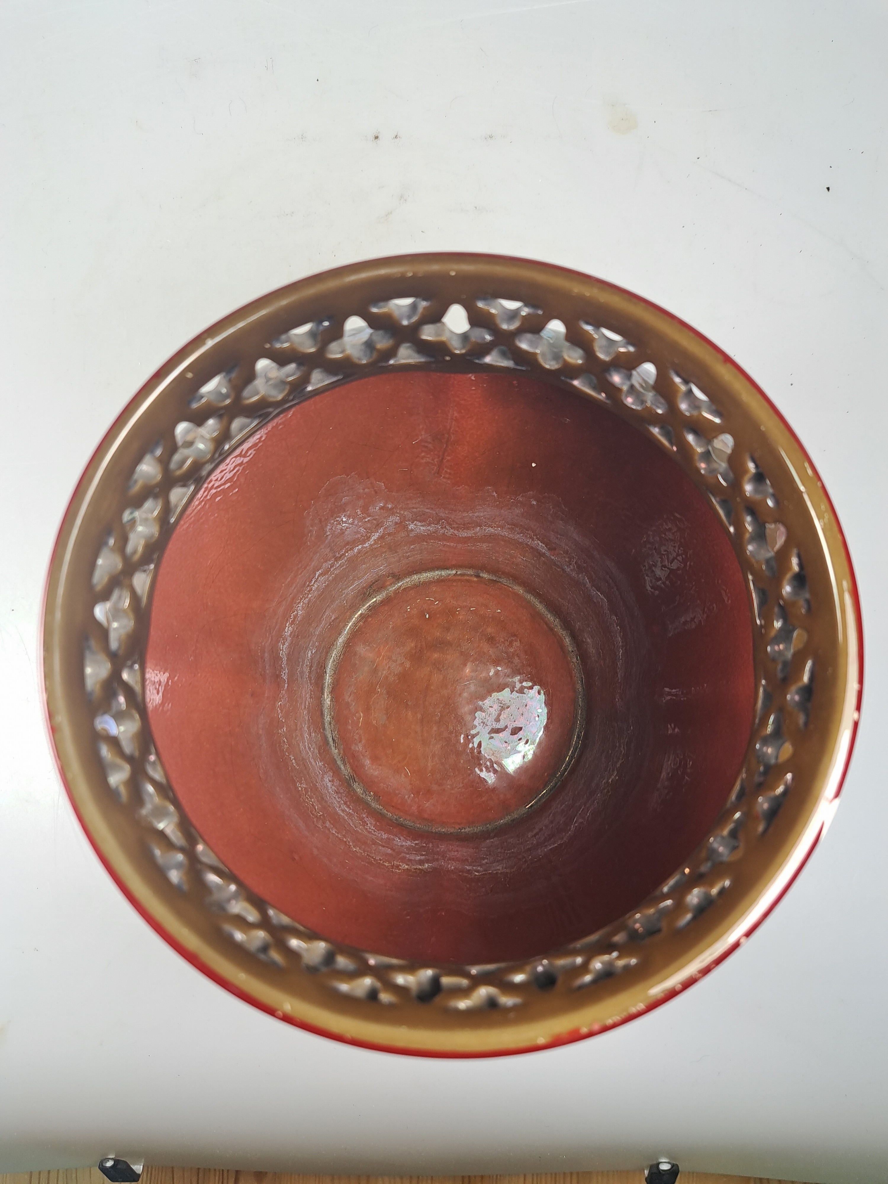 Detail e: Vase und Übertopf, Zsolnay, Ungarn, Keramik, braungrundig, umlaufender floraler Dekor, lüstriert, H. ca. 27/18 cm, l. Gebr.spuren, Übertopf ...