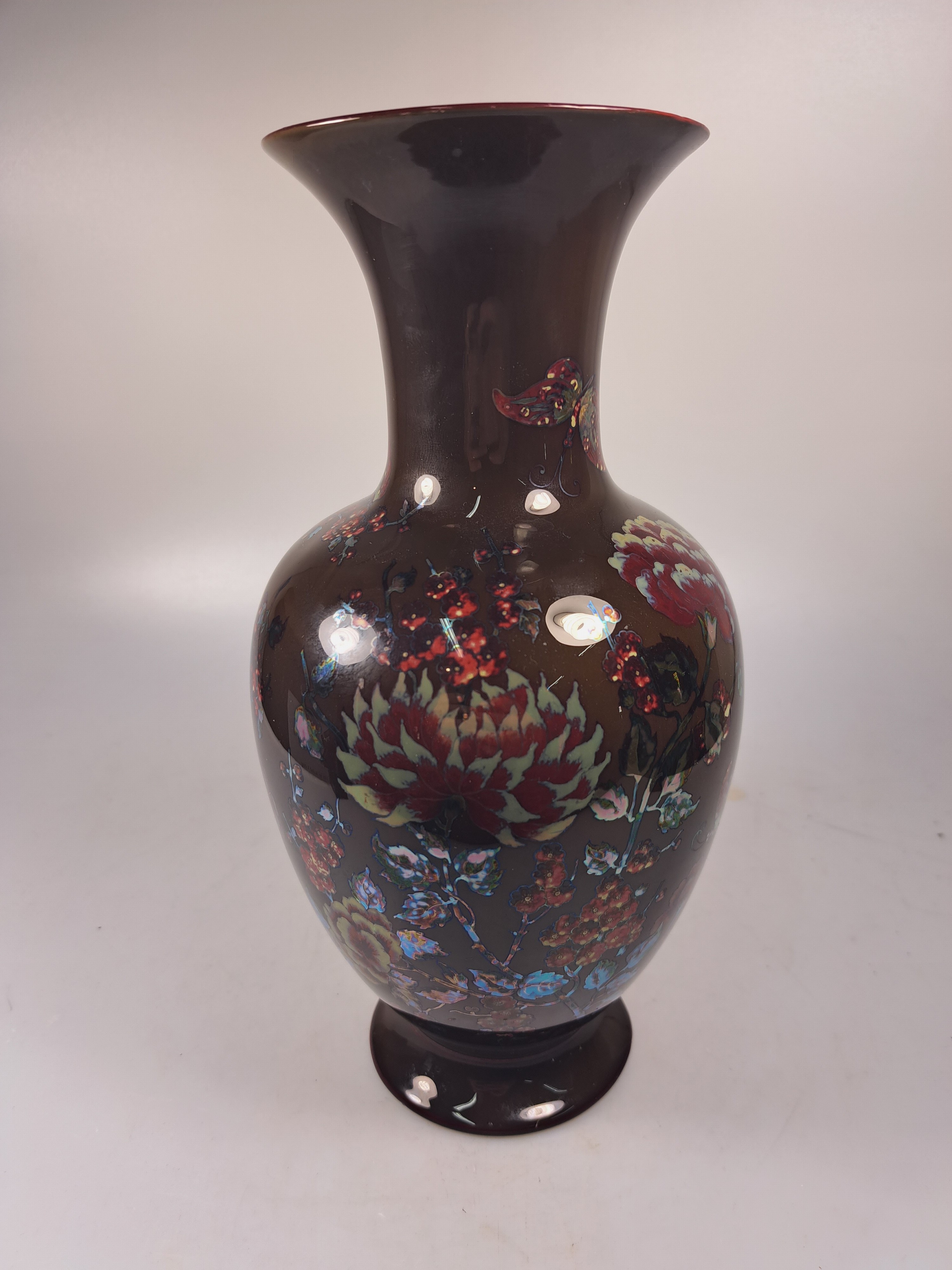 Detail g: Vase und Übertopf, Zsolnay, Ungarn, Keramik, braungrundig, umlaufender floraler Dekor, lüstriert, H. ca. 27/18 cm, l. Gebr.spuren, Übertopf ...