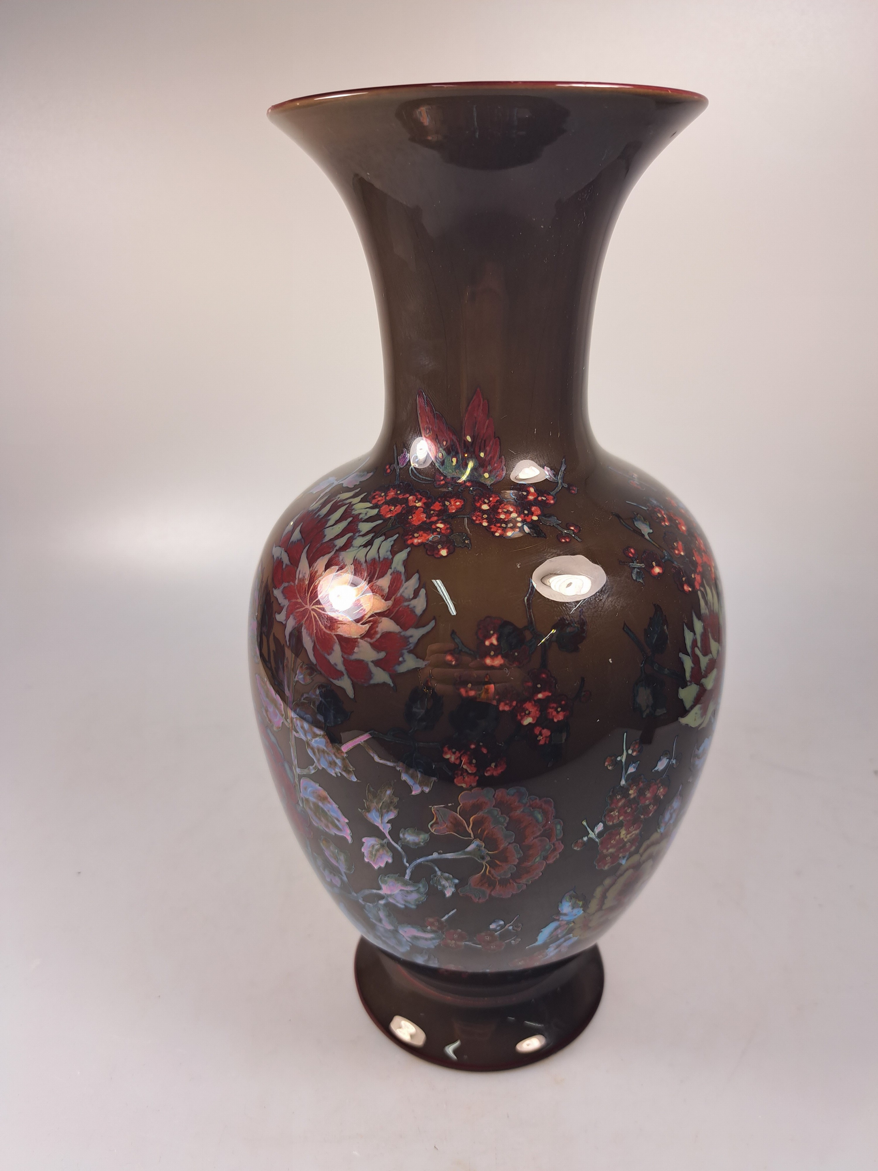 Detail h: Vase und Übertopf, Zsolnay, Ungarn, Keramik, braungrundig, umlaufender floraler Dekor, lüstriert, H. ca. 27/18 cm, l. Gebr.spuren, Übertopf ...