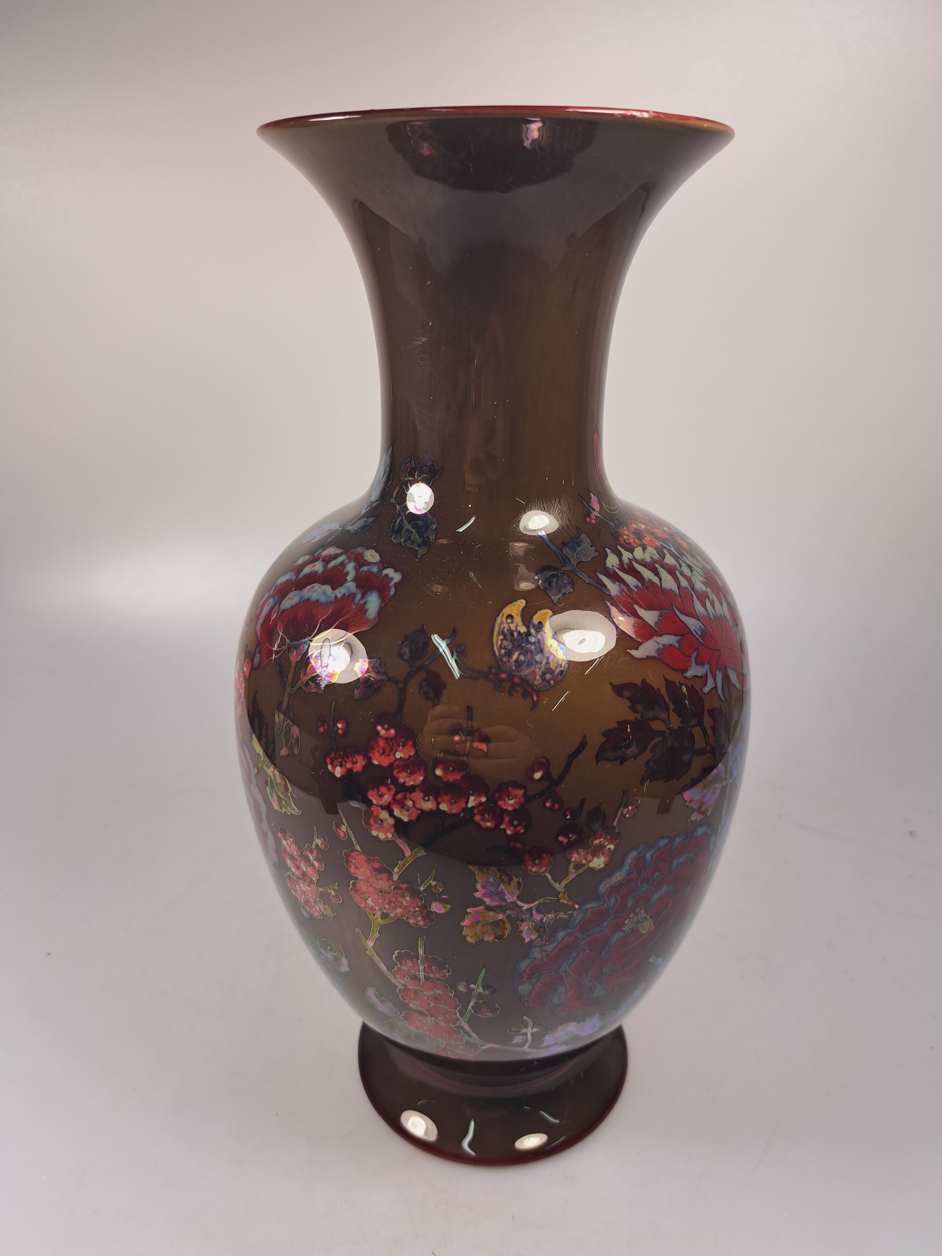 Detail i: Vase und Übertopf, Zsolnay, Ungarn, Keramik, braungrundig, umlaufender floraler Dekor, lüstriert, H. ca. 27/18 cm, l. Gebr.spuren, Übertopf ...