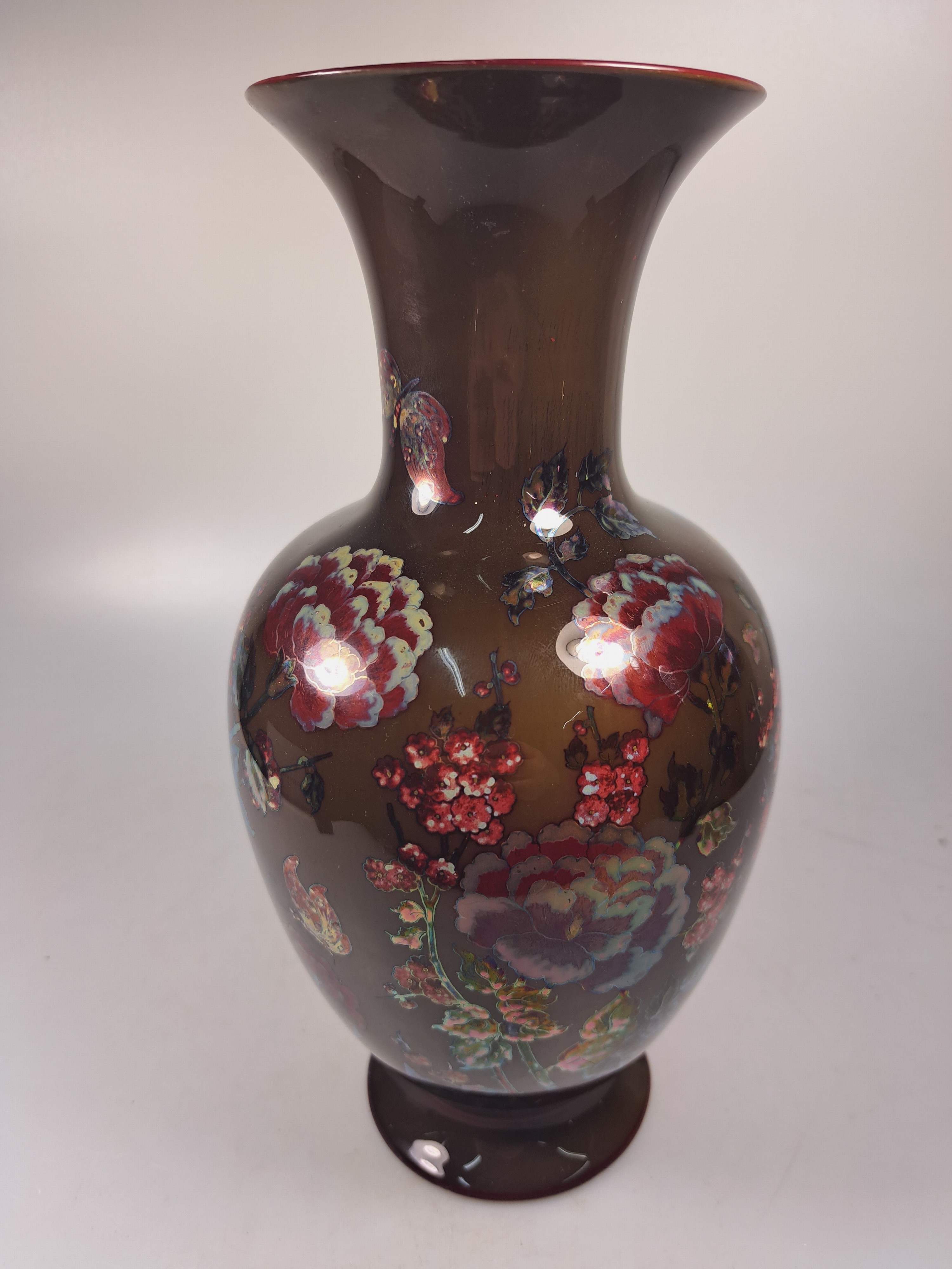 Detail j: Vase und Übertopf, Zsolnay, Ungarn, Keramik, braungrundig, umlaufender floraler Dekor, lüstriert, H. ca. 27/18 cm, l. Gebr.spuren, Übertopf ...