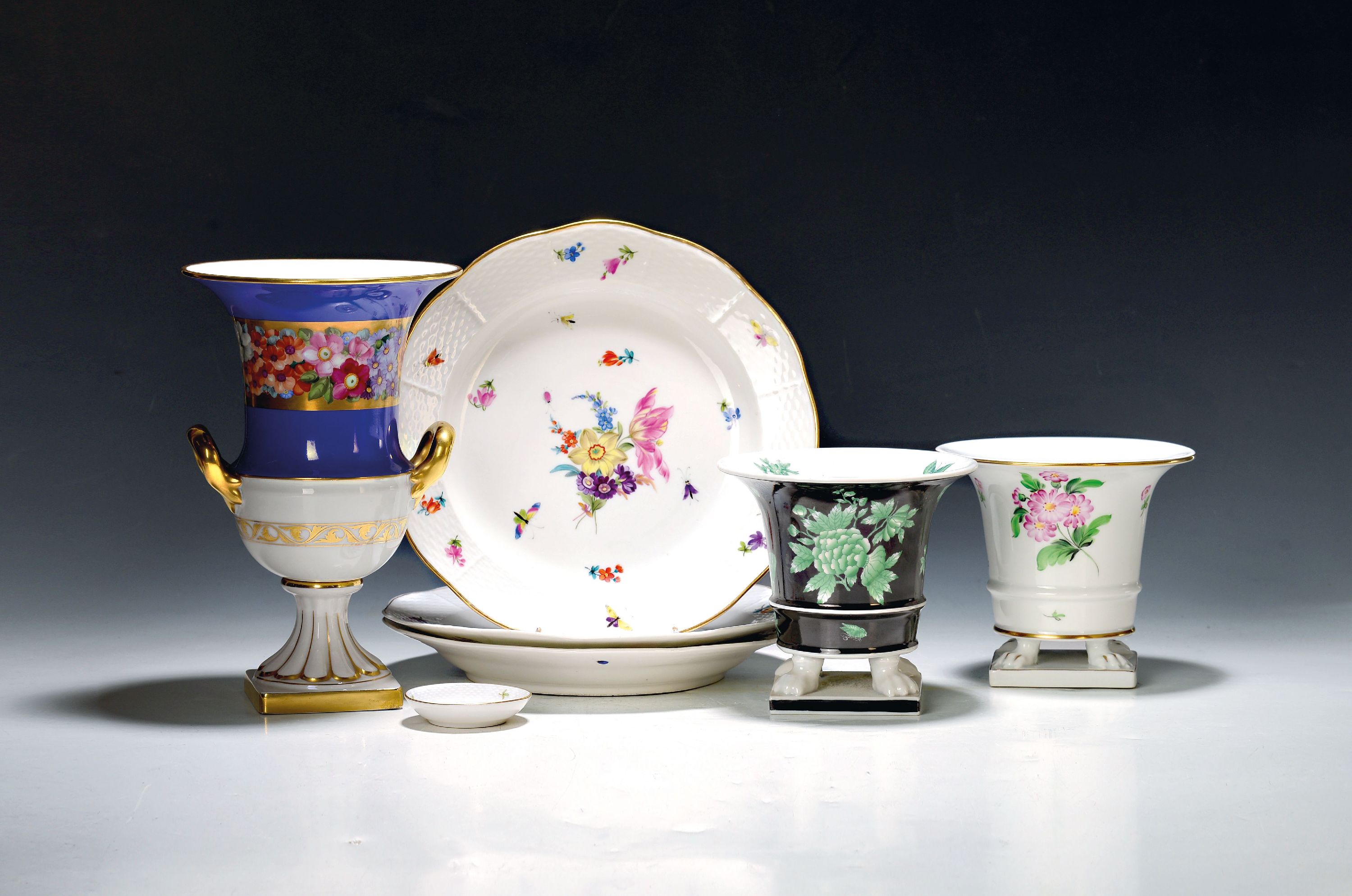 Image 27068466 - 7 Teile Herend, 20. Jh., Porzellan, alle handbemalt, 2 Vasen H. 13.5 cm, D. ca. 14.5 cm, ...