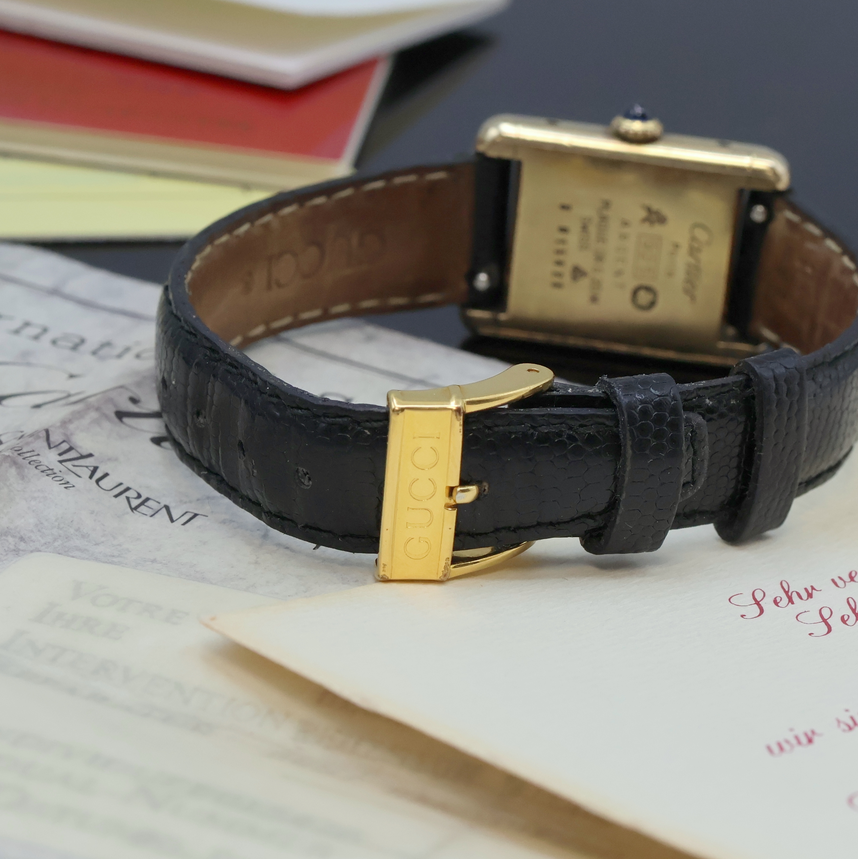 Detail b: CARTIER Tank Damenarmbanduhr in vergoldeten Sterlingsilber-Gehäuse, Handaufzug, rechteck. Geh. seitl. 4-fach verschr., schwarzes Zifferbl., gold. ...