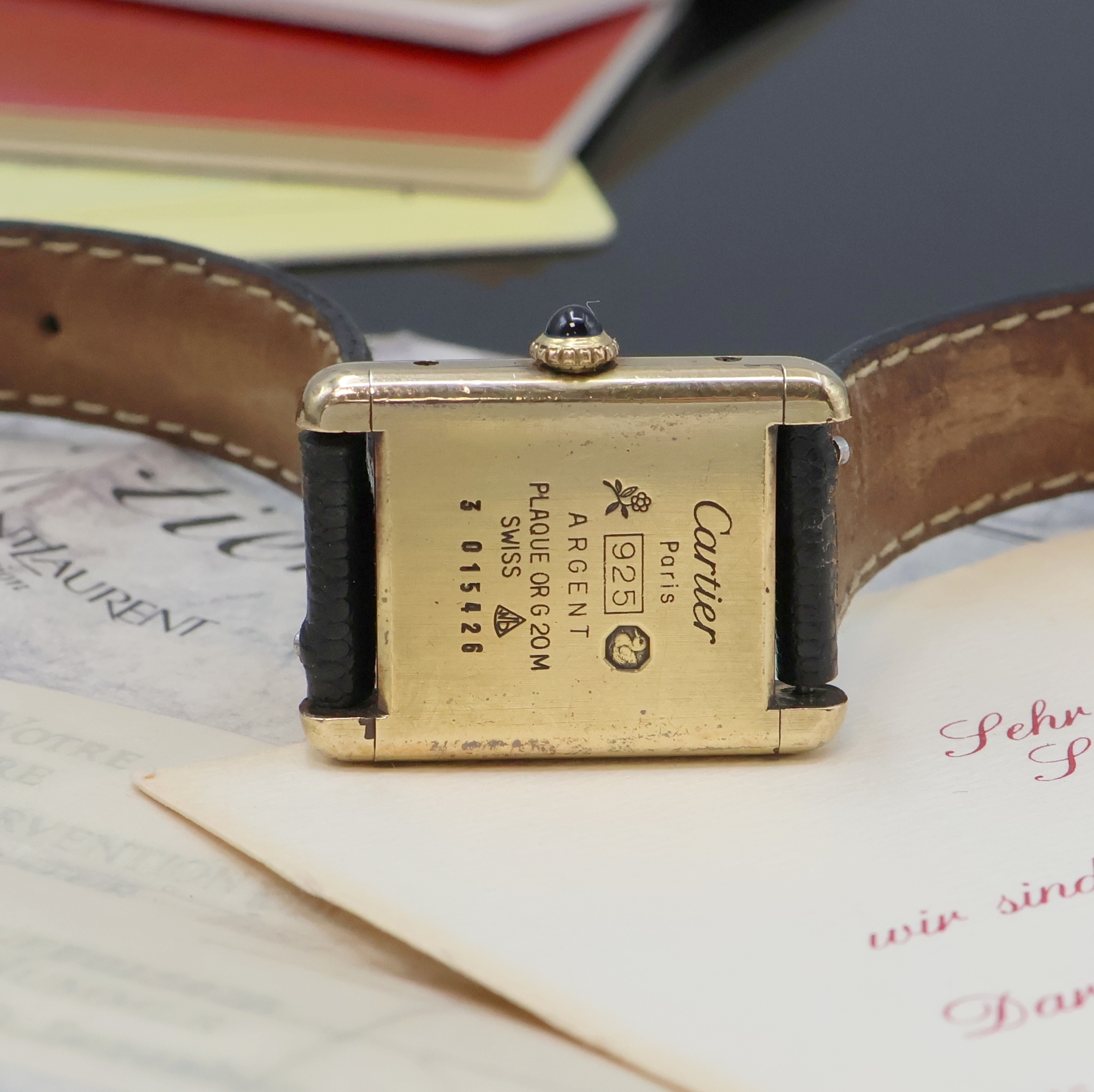 Detail d: CARTIER Tank Damenarmbanduhr in vergoldeten Sterlingsilber-Gehäuse, Handaufzug, rechteck. Geh. seitl. 4-fach verschr., schwarzes Zifferbl., gold. ...