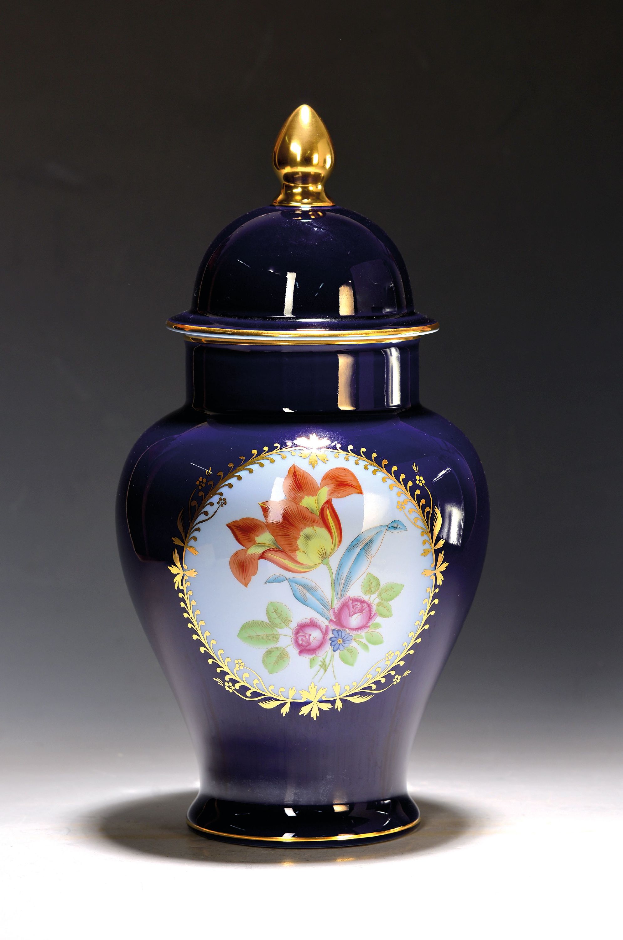 Image 27068476 - Deckelvase, Herend, 20. Jh., kobaltblau, in zwei Kartuschen Blumenmalerei, Goldstaffage, ...