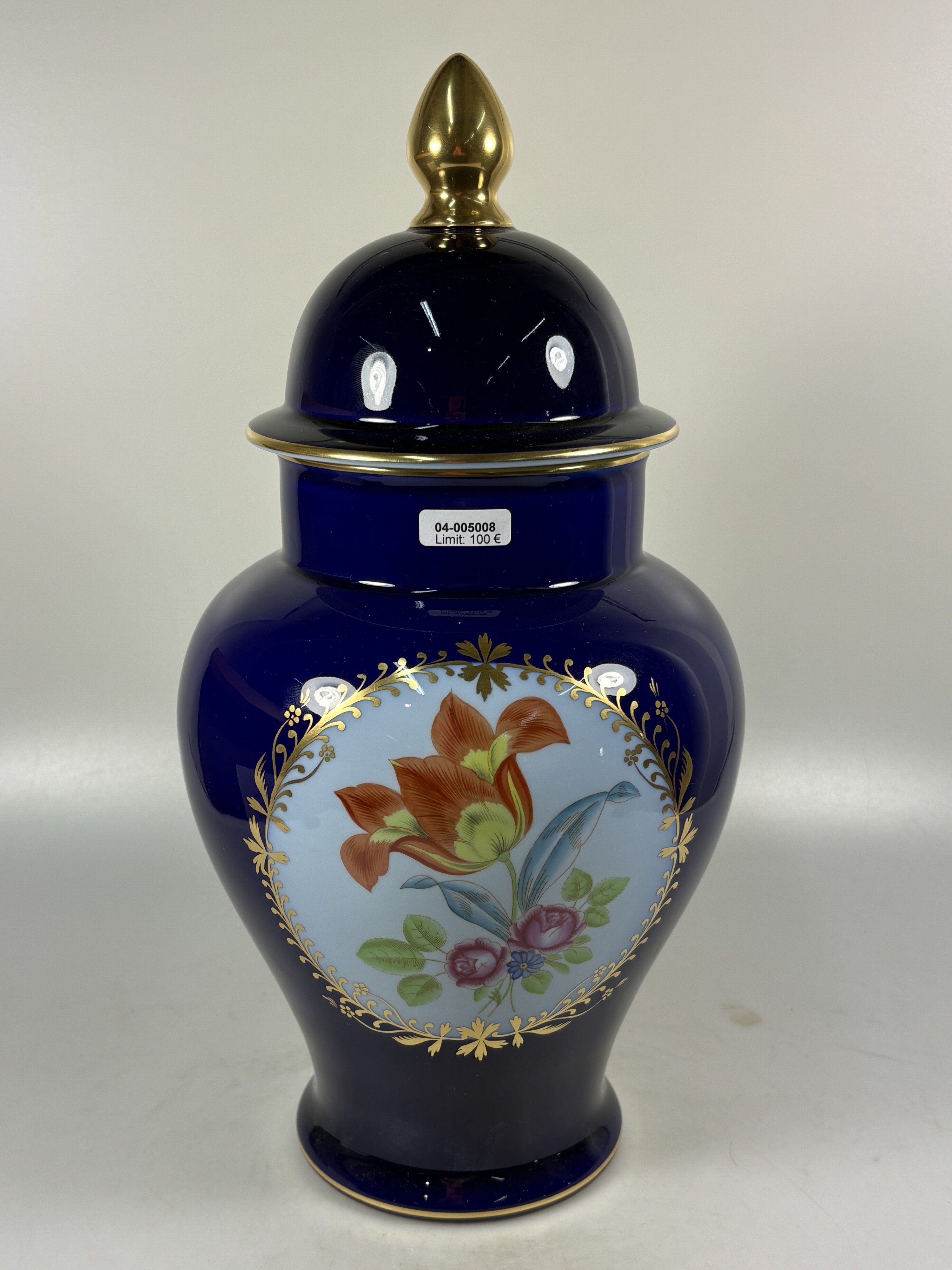Detail a: Deckelvase, Herend, 20. Jh., kobaltblau, in zwei Kartuschen Blumenmalerei, Goldstaffage, H. ca. 35 cm