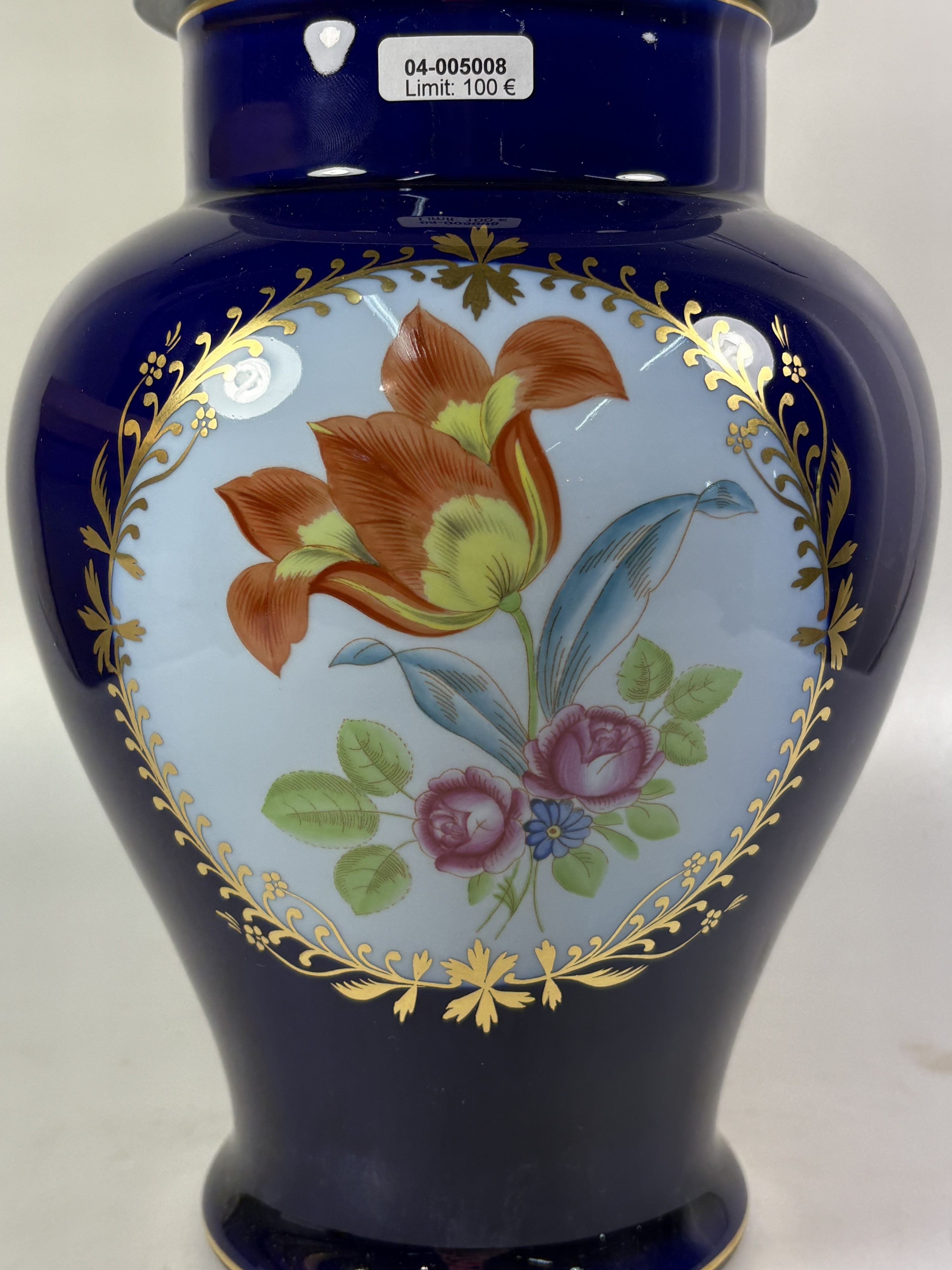 Detail b: Deckelvase, Herend, 20. Jh., kobaltblau, in zwei Kartuschen Blumenmalerei, Goldstaffage, H. ca. 35 cm