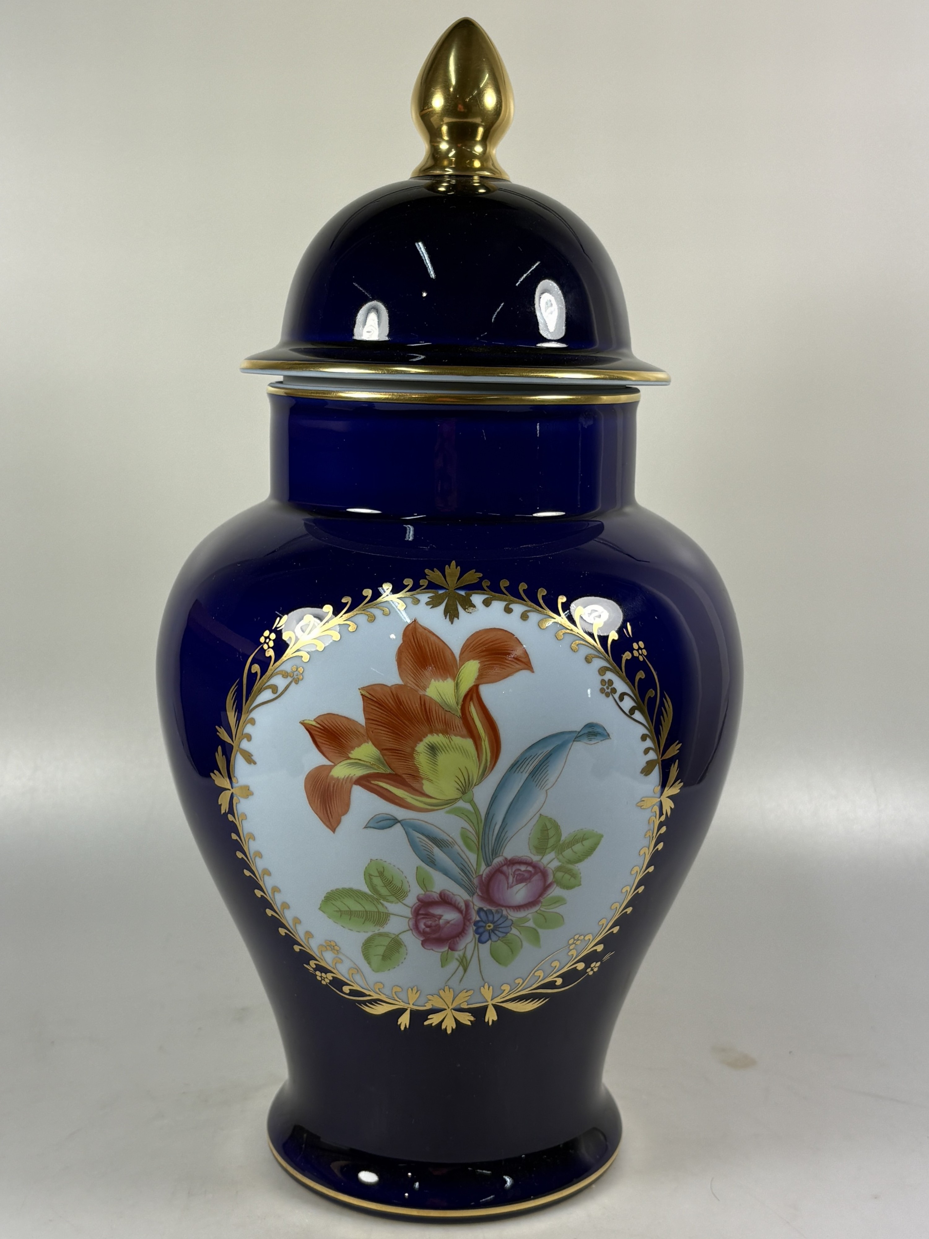 Detail d: Deckelvase, Herend, 20. Jh., kobaltblau, in zwei Kartuschen Blumenmalerei, Goldstaffage, H. ca. 35 cm