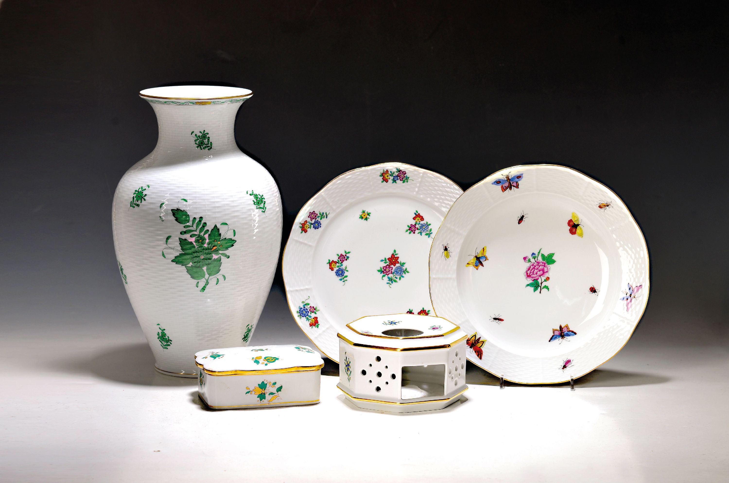 Image 27068493 - 5 Teile Herend, 20. Jh., Porzellan Deckeldose im Art Deco-Stil, 6x13.5x9.5 cm, Stövchen ...