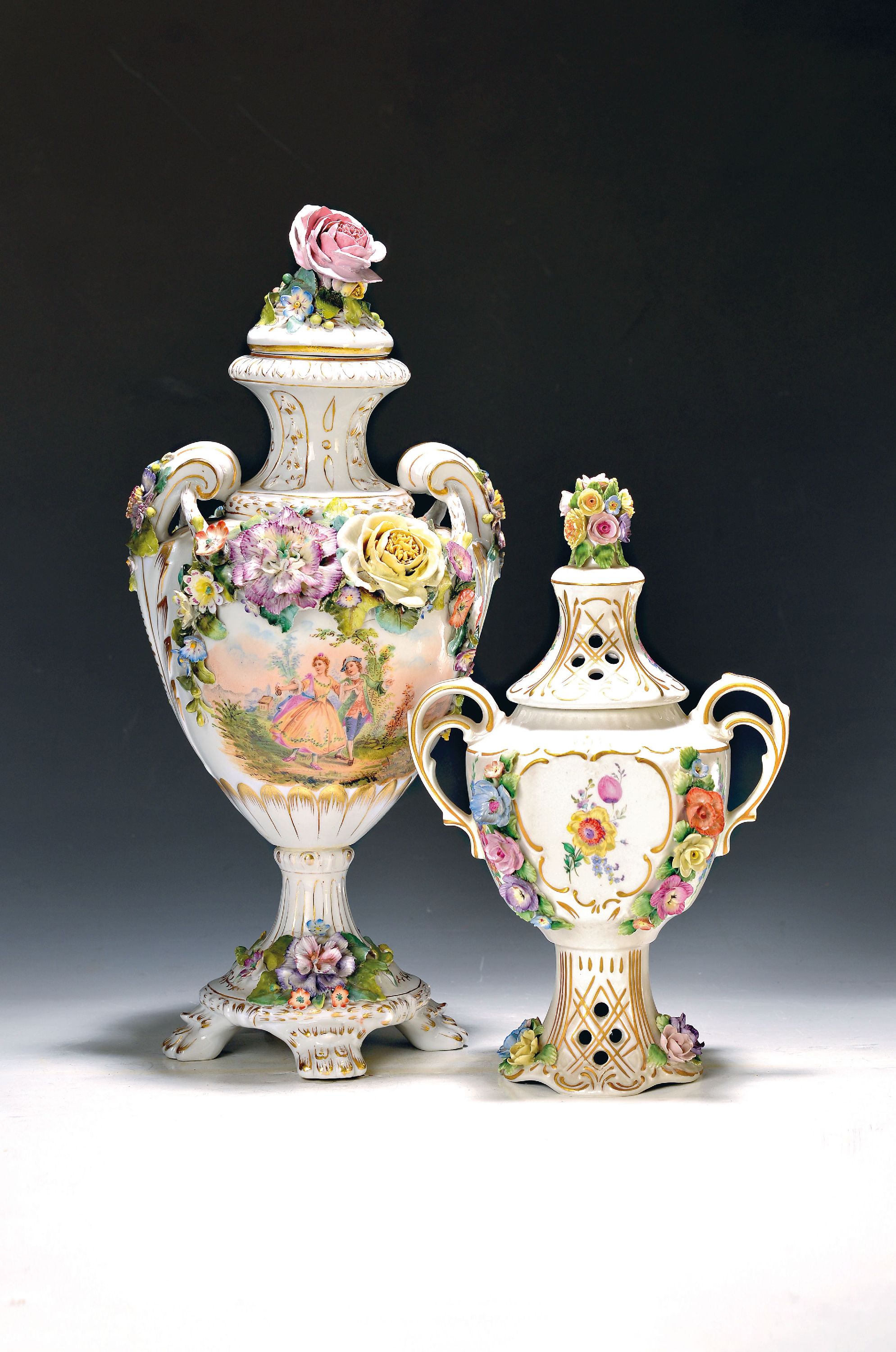 Image 27068494 - Zwei Deckelvasen, 20. Jh., Porzellan, a. Bindeschildmarke, applizierter Blütendekor, ...