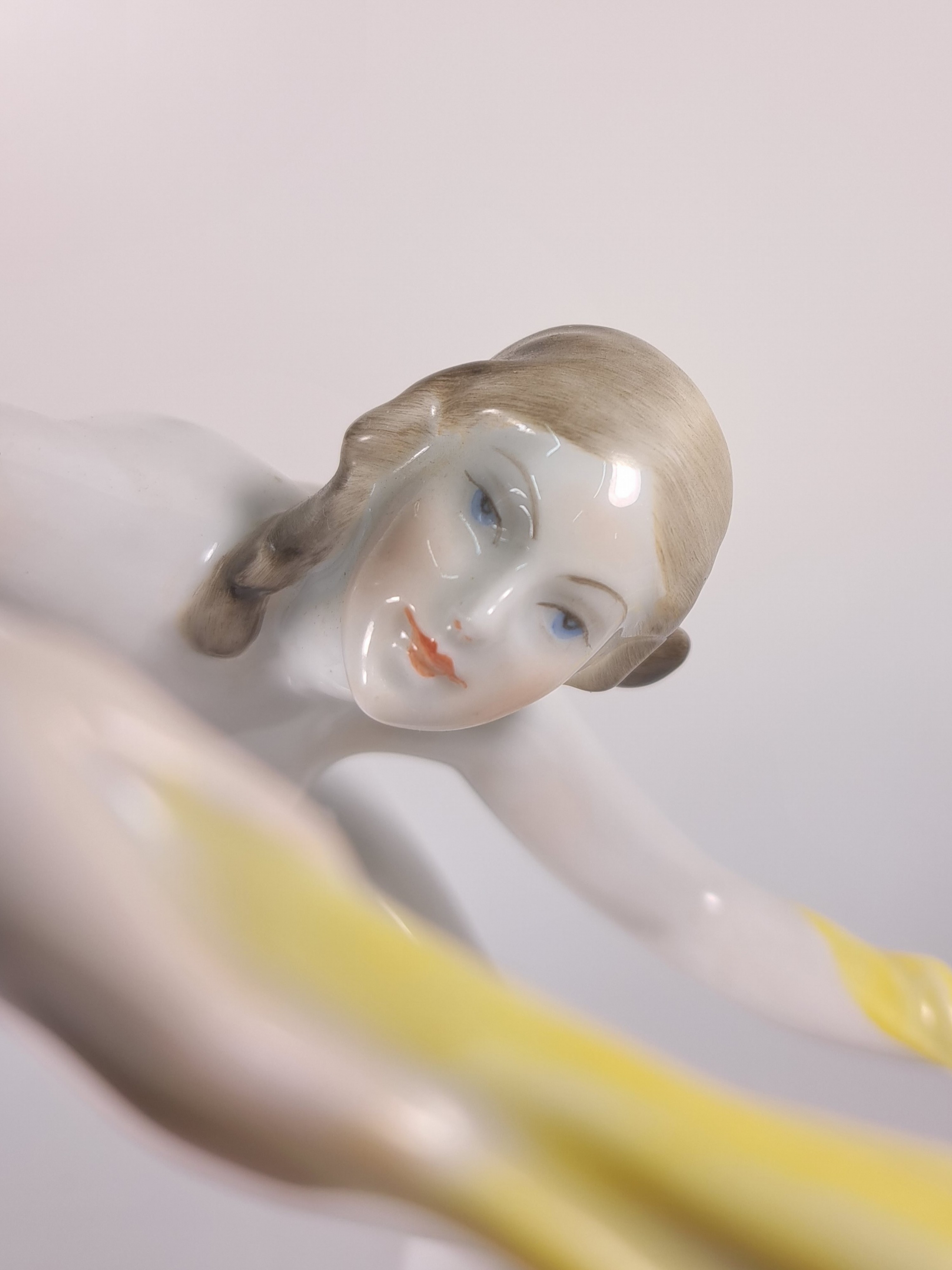 Detail c: Porzellanfigur, Herend, 20. Jh., Tänzerin mit Tuch, bemalt, ca. 23x19 cm