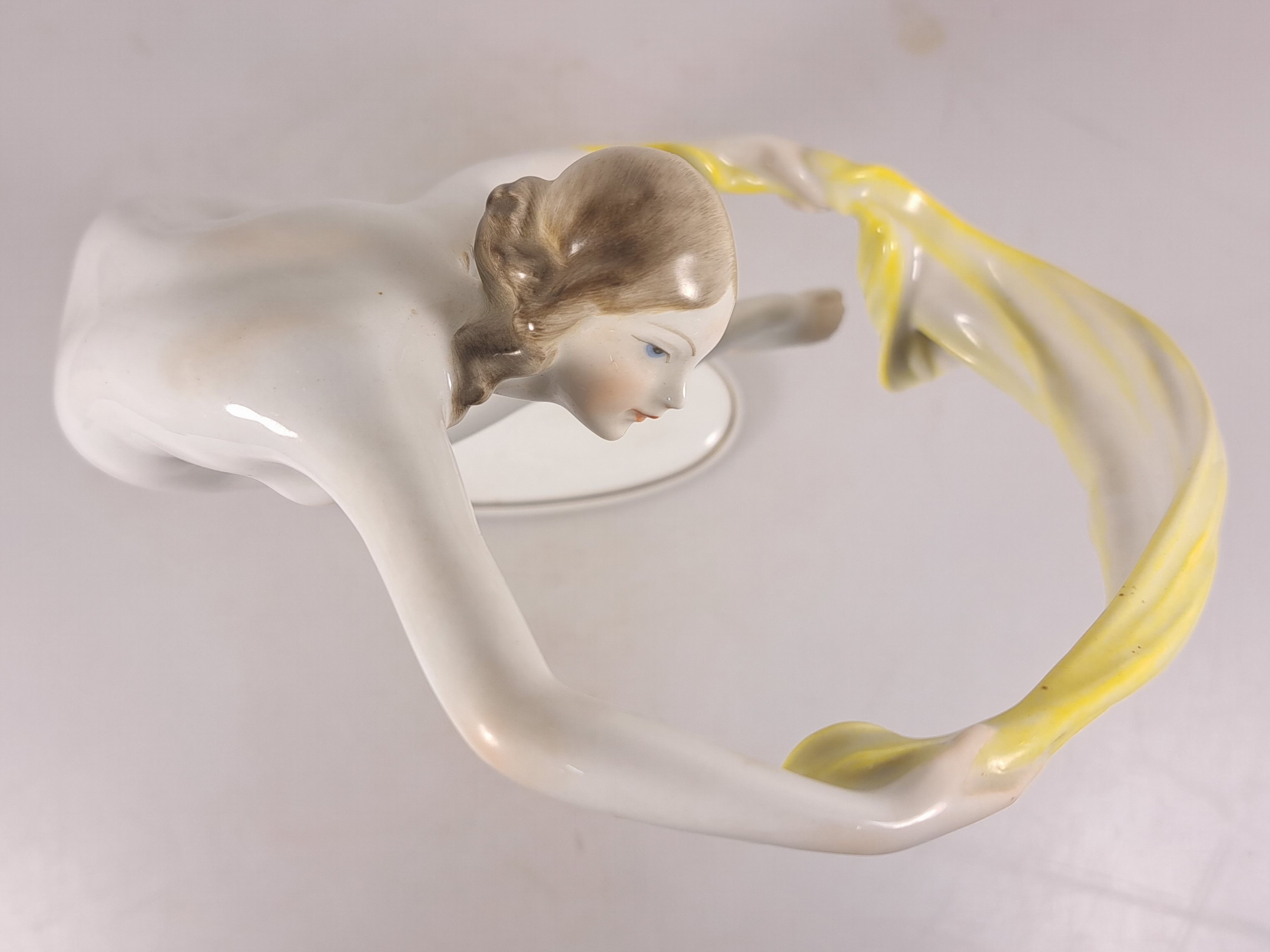 Detail g: Porzellanfigur, Herend, 20. Jh., Tänzerin mit Tuch, bemalt, ca. 23x19 cm