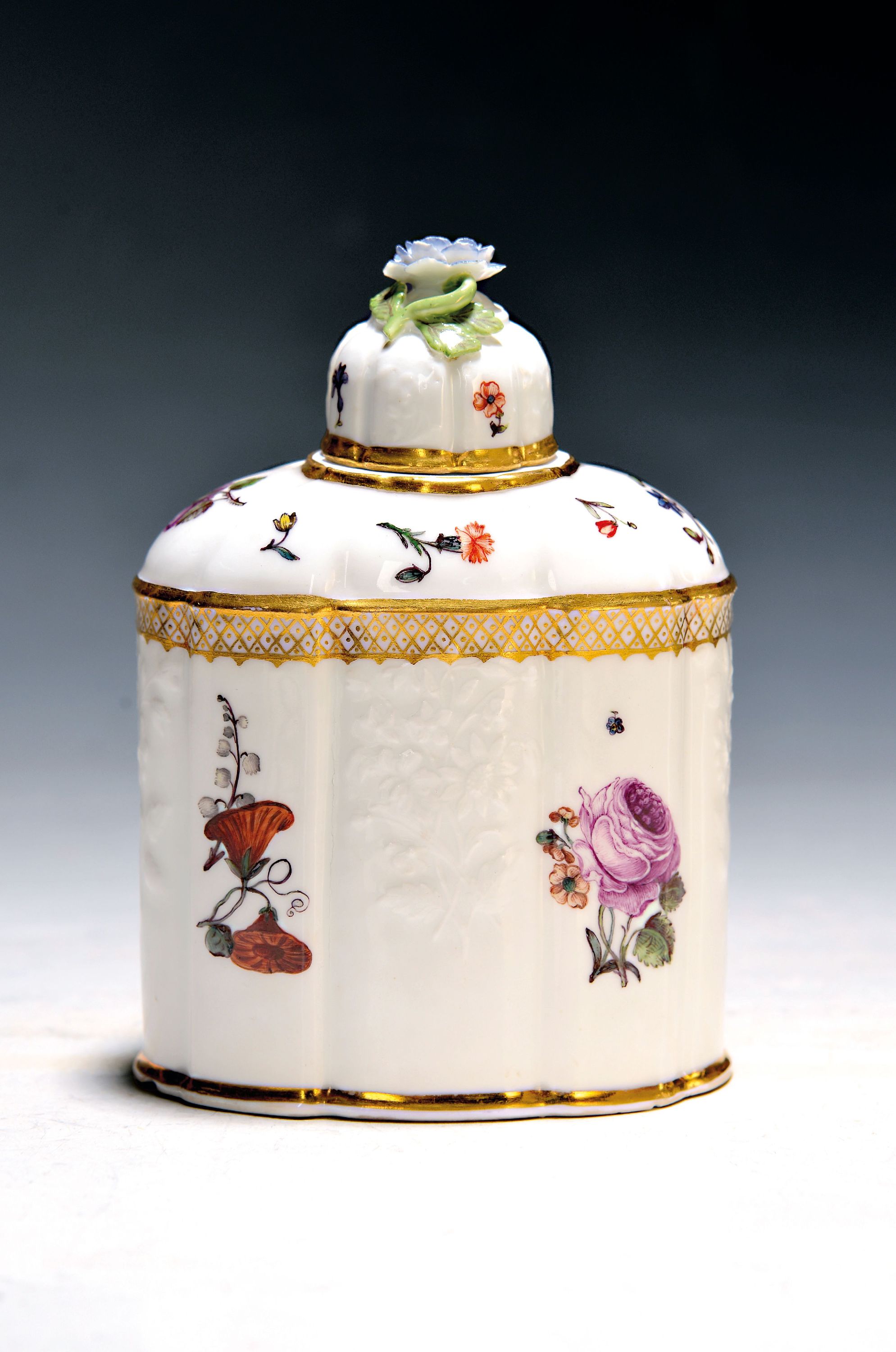 Image 27068499 - Teedose, Meissen, um 1740, Gotzkowski-Relief, achtpassige Form, mit ...