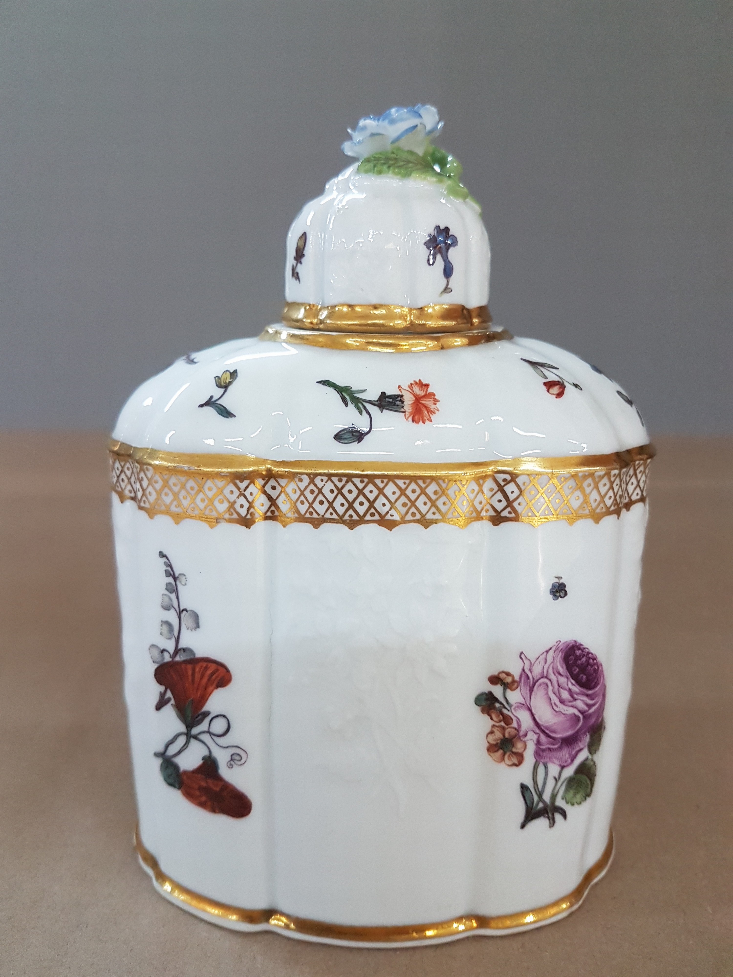 Detail a: Teedose, Meissen, um 1740, Gotzkowski-Relief, achtpassige Form, mit Holzschnittblumendekor, l. am Boden und an der Blume best., H. ca. 14 cm, ...