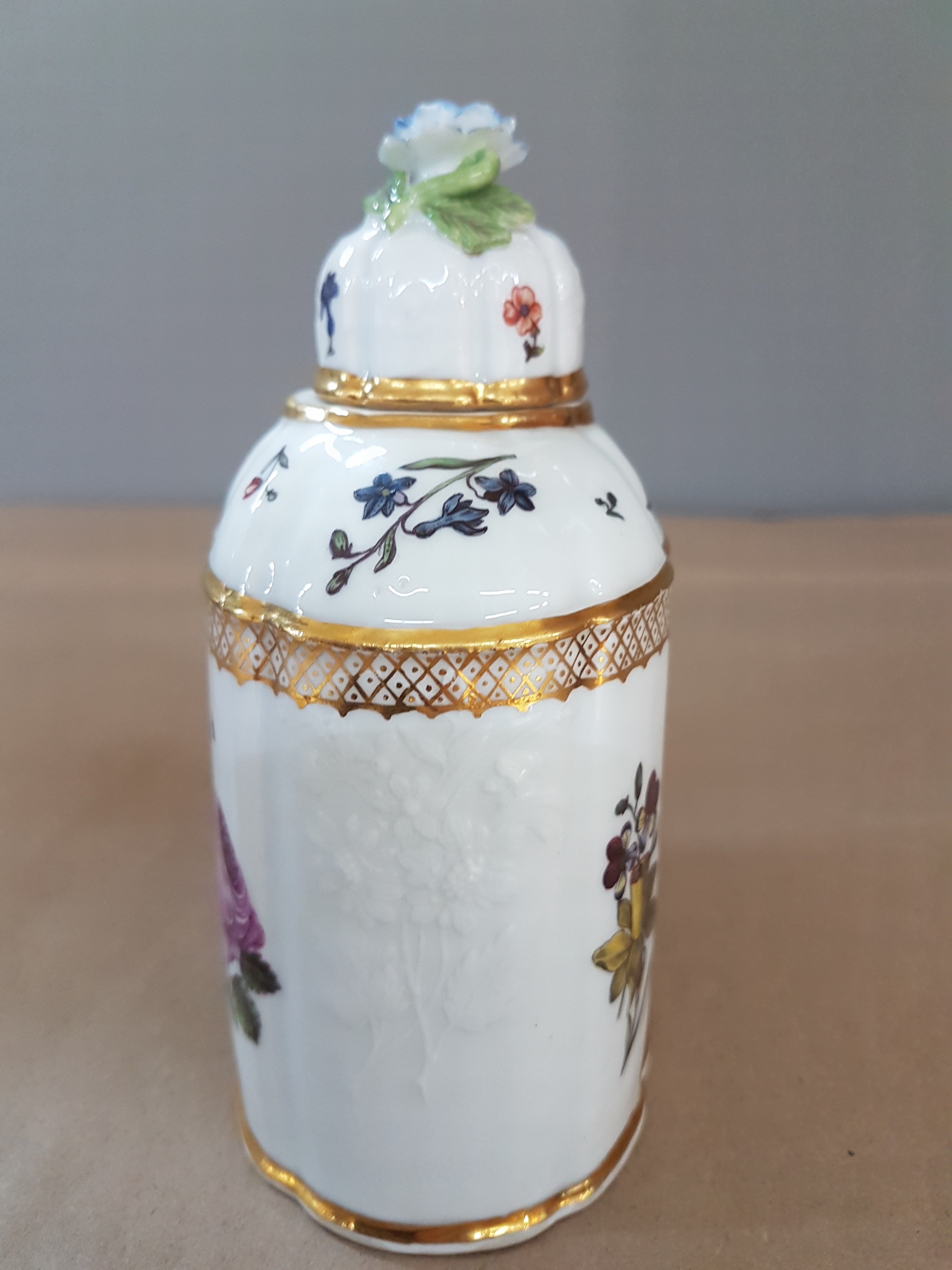 Detail b: Teedose, Meissen, um 1740, Gotzkowski-Relief, achtpassige Form, mit Holzschnittblumendekor, l. am Boden und an der Blume best., H. ca. 14 cm, ...