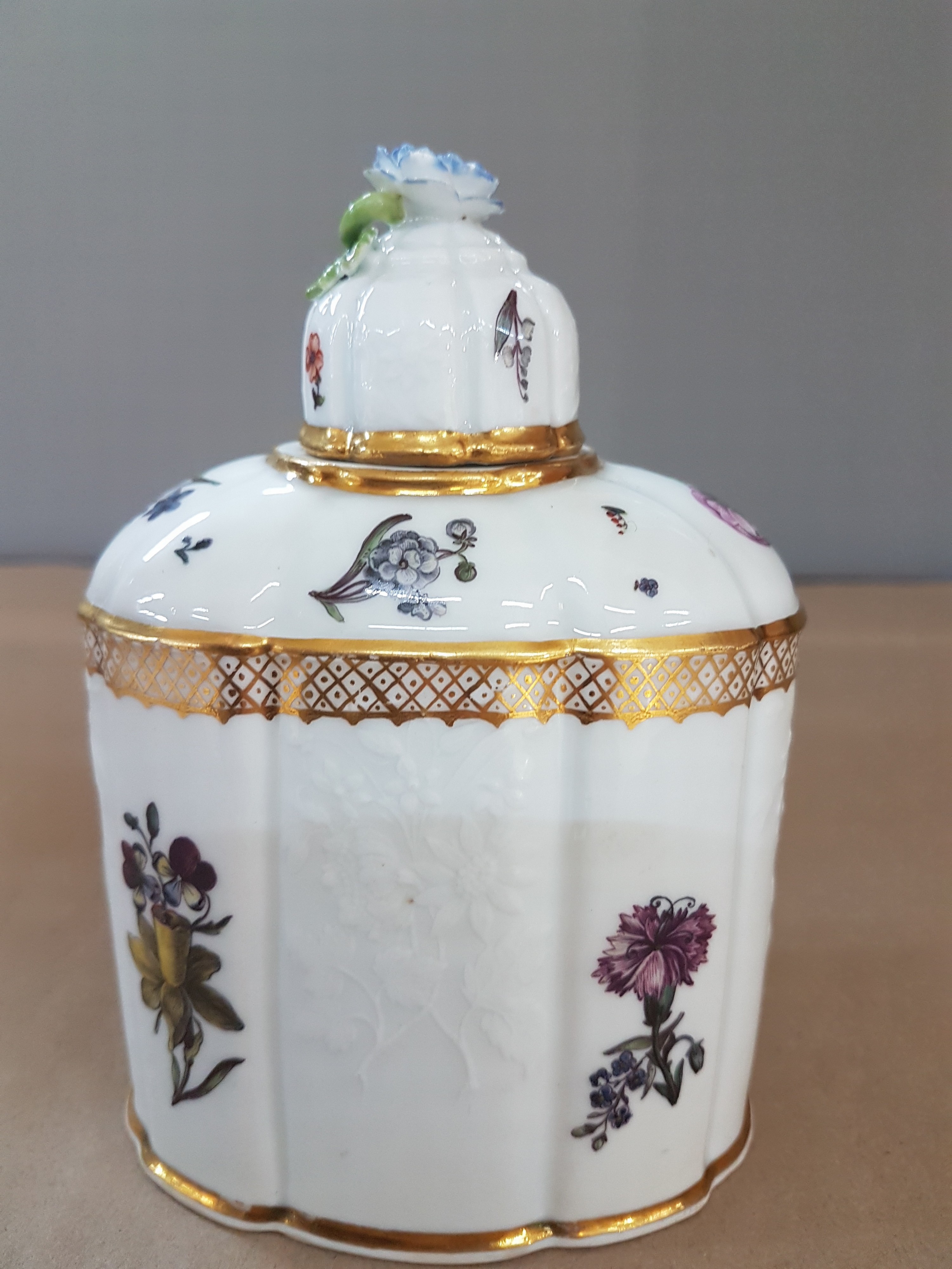Detail c: Teedose, Meissen, um 1740, Gotzkowski-Relief, achtpassige Form, mit Holzschnittblumendekor, l. am Boden und an der Blume best., H. ca. 14 cm, ...