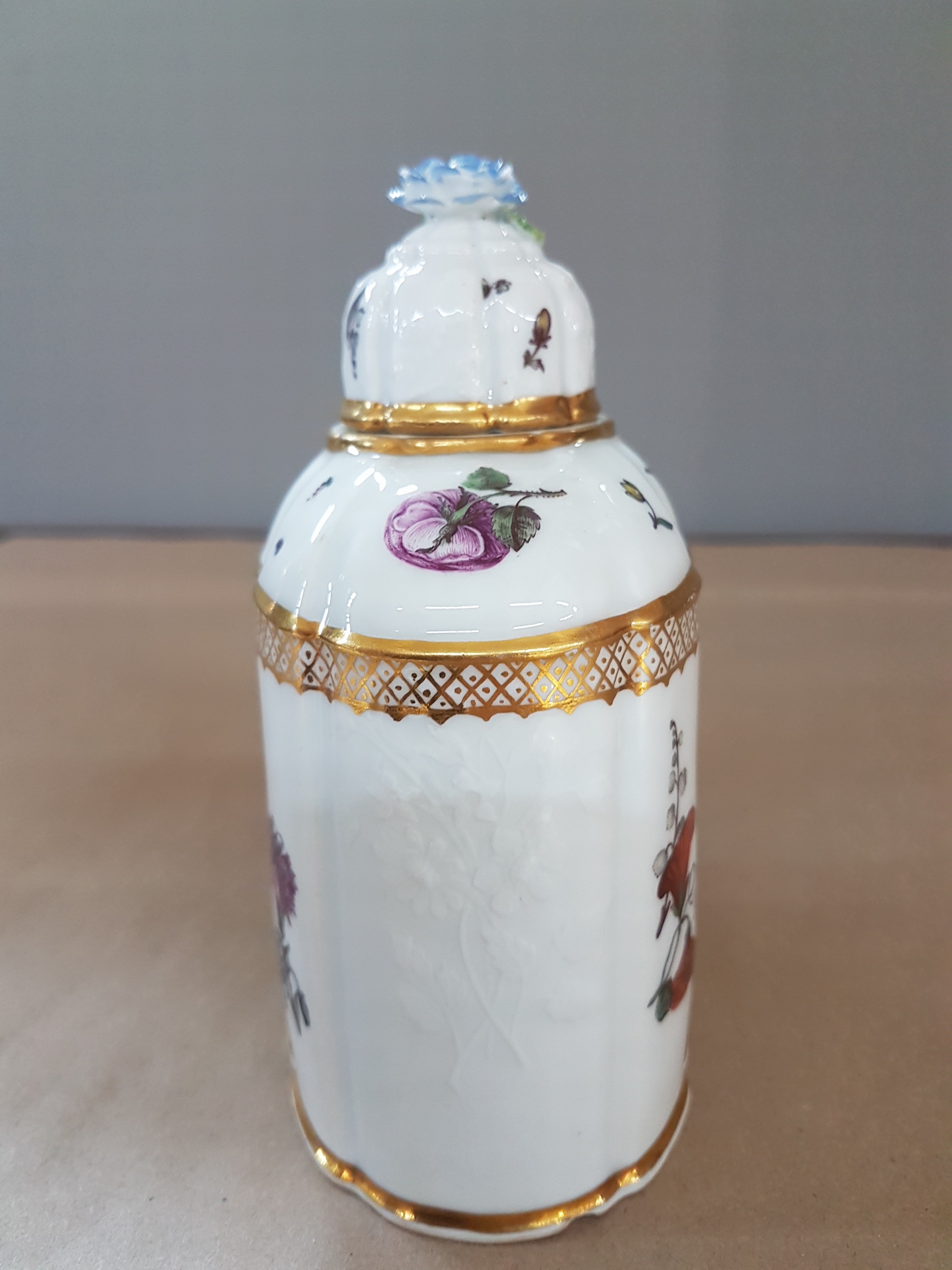 Detail d: Teedose, Meissen, um 1740, Gotzkowski-Relief, achtpassige Form, mit Holzschnittblumendekor, l. am Boden und an der Blume best., H. ca. 14 cm, ...