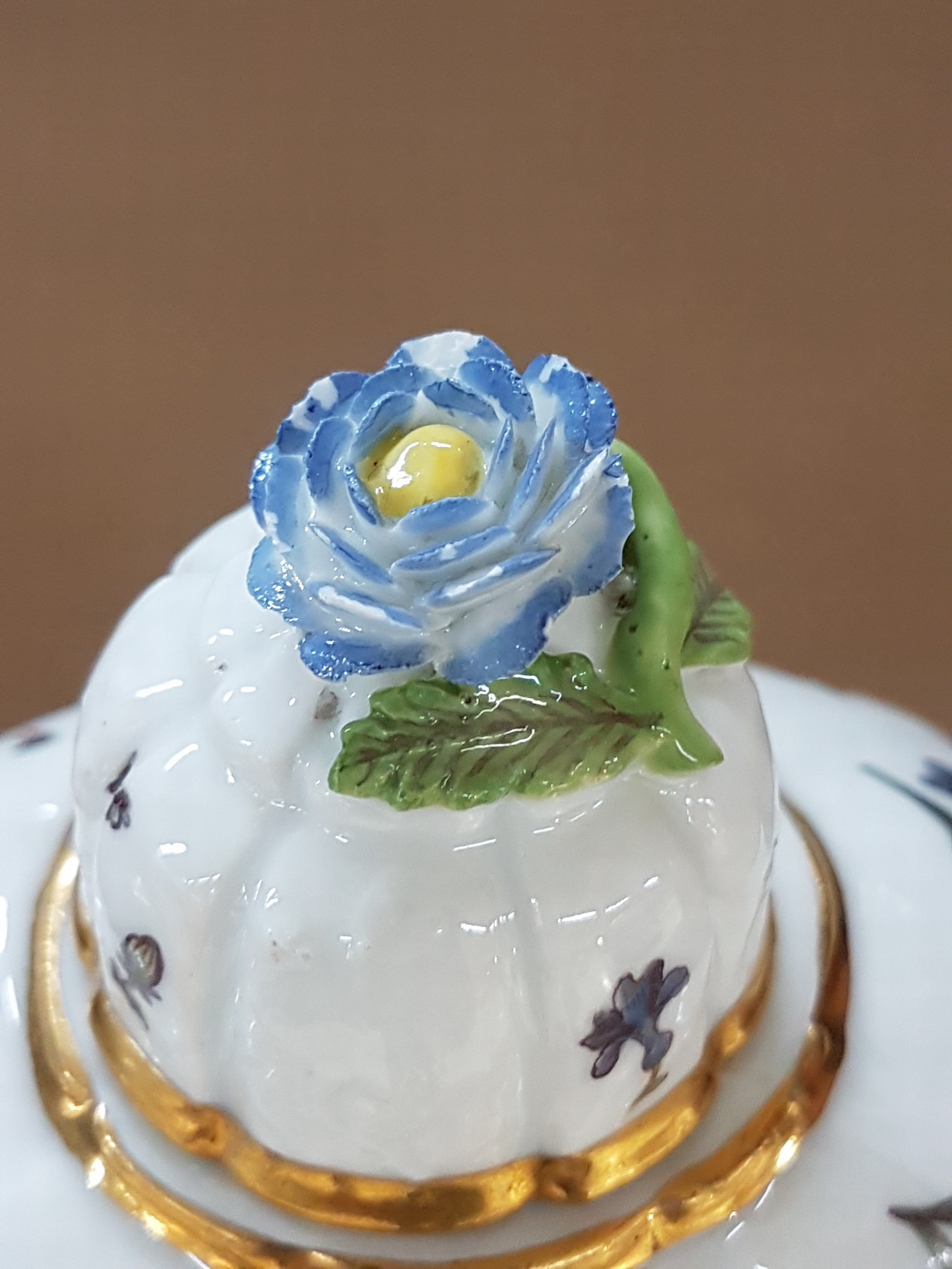Detail e: Teedose, Meissen, um 1740, Gotzkowski-Relief, achtpassige Form, mit Holzschnittblumendekor, l. am Boden und an der Blume best., H. ca. 14 cm, ...