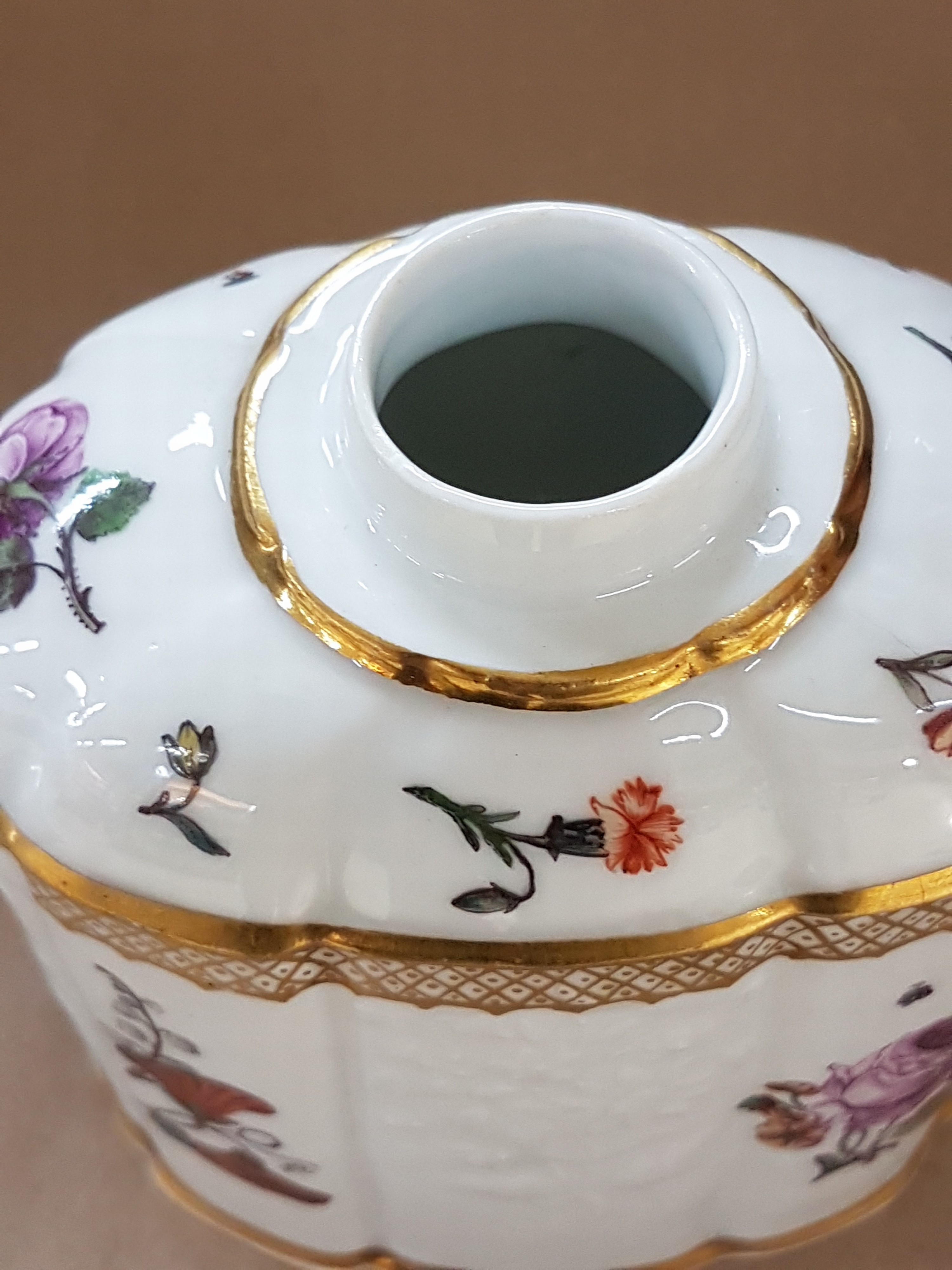Detail f: Teedose, Meissen, um 1740, Gotzkowski-Relief, achtpassige Form, mit Holzschnittblumendekor, l. am Boden und an der Blume best., H. ca. 14 cm, ...