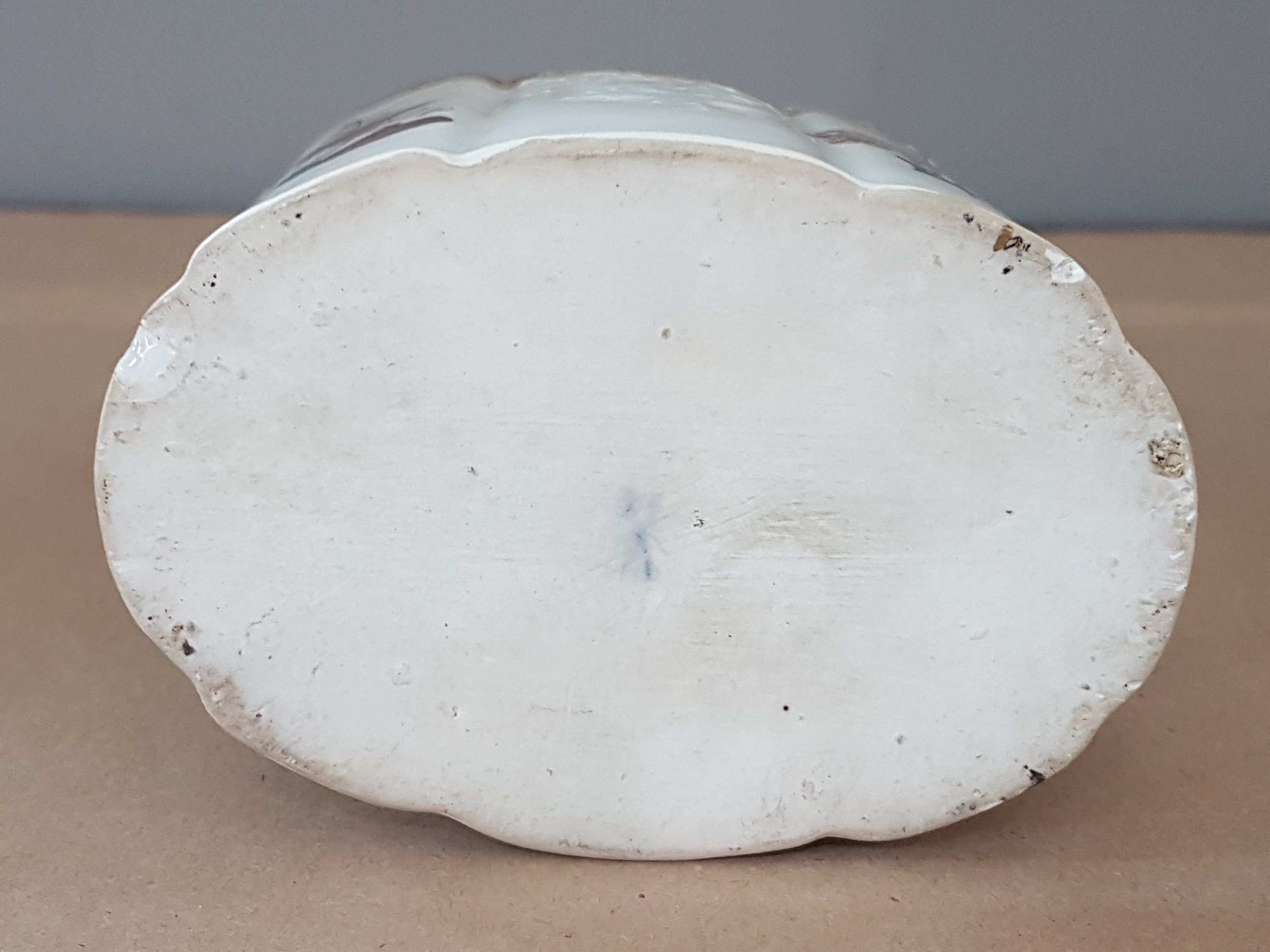 Detail h: Teedose, Meissen, um 1740, Gotzkowski-Relief, achtpassige Form, mit Holzschnittblumendekor, l. am Boden und an der Blume best., H. ca. 14 cm, ...