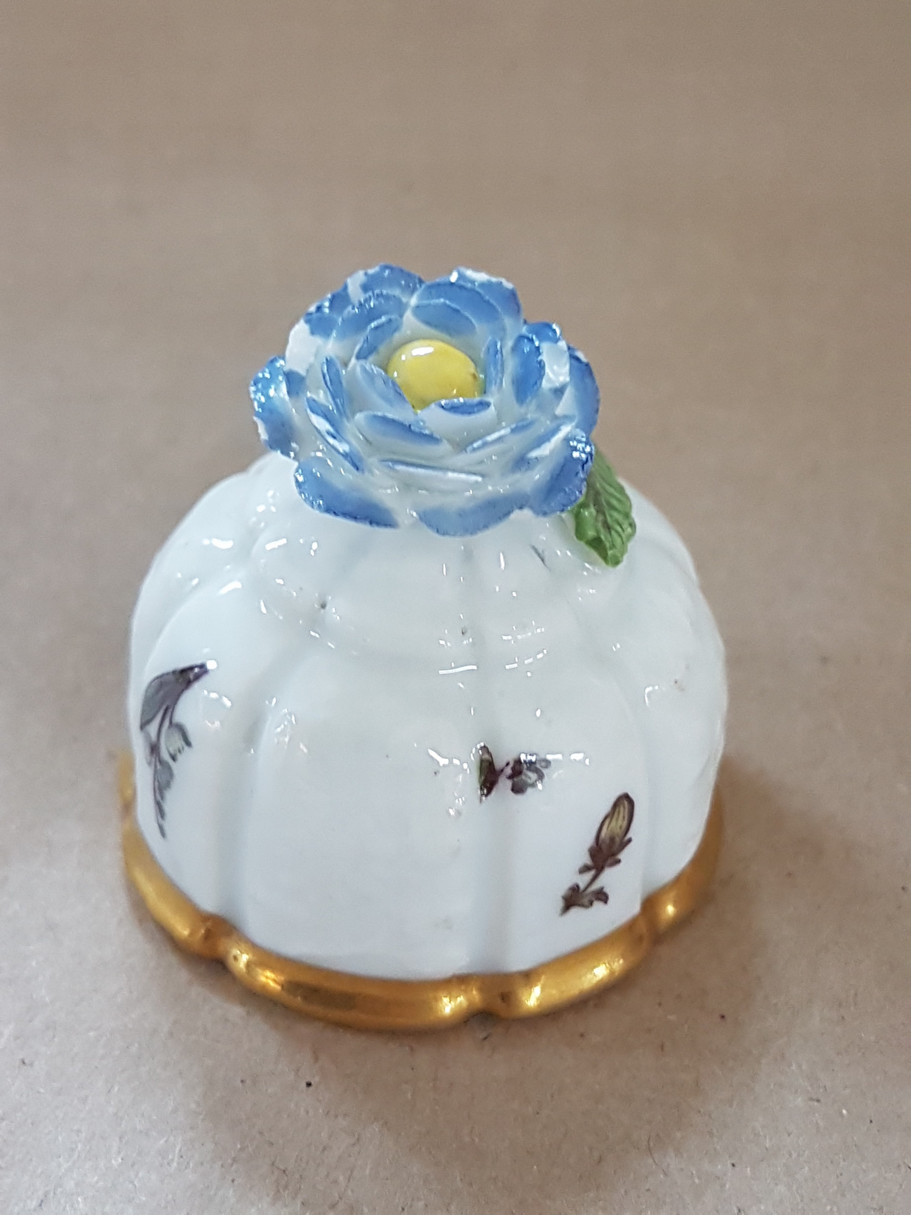 Detail i: Teedose, Meissen, um 1740, Gotzkowski-Relief, achtpassige Form, mit Holzschnittblumendekor, l. am Boden und an der Blume best., H. ca. 14 cm, ...