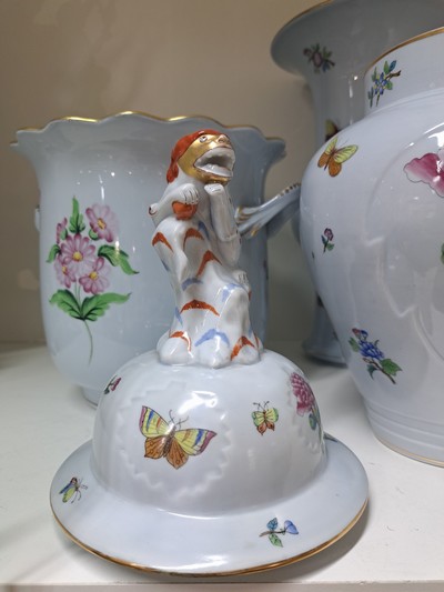 27068415b - Zwei Vasen und ein Übertopf, Herend, Porzellan, blaugrundig, bemalt, 1. Deckelvase, ...
